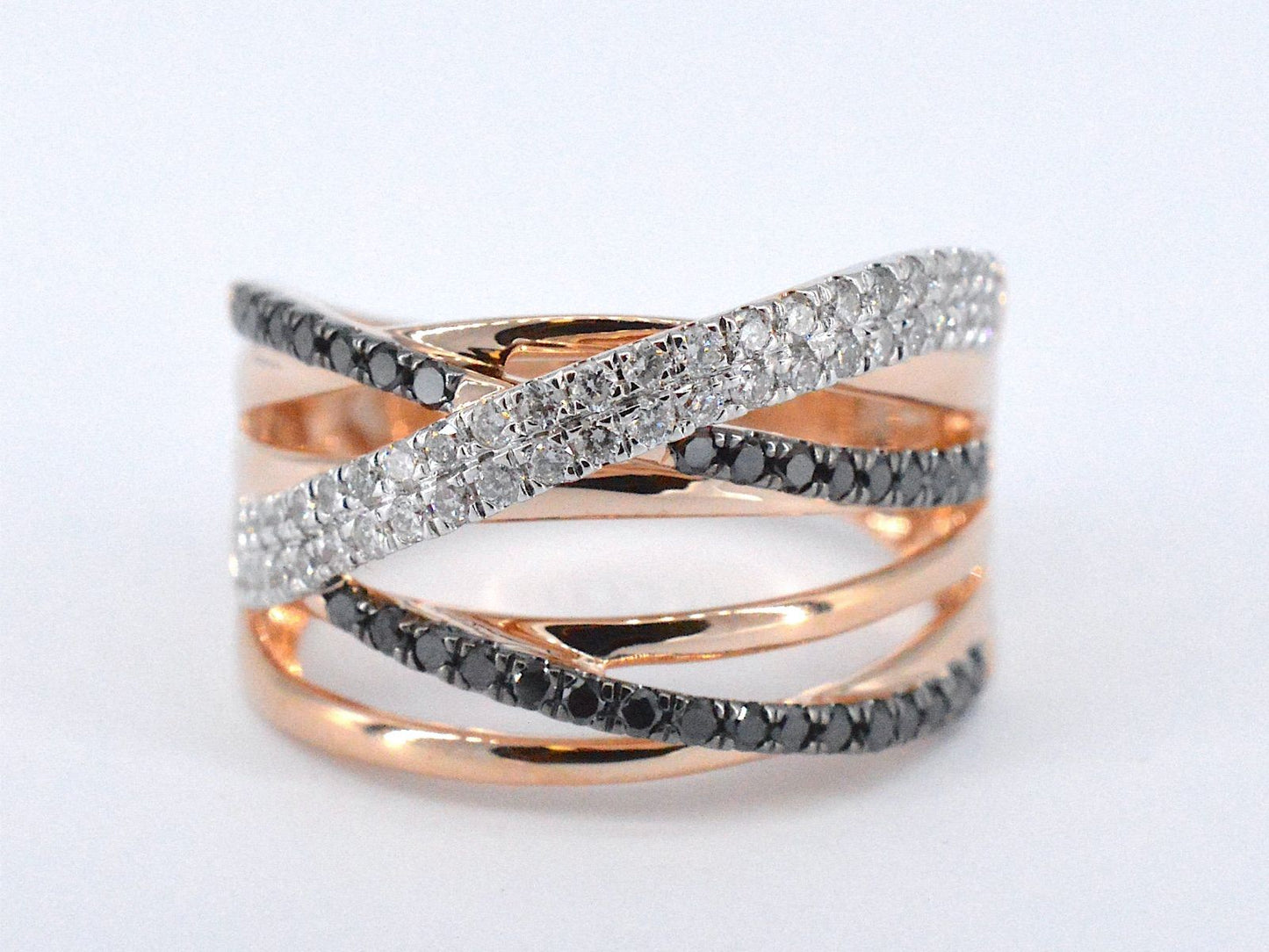 Rosegouden design ring met witte en zwarte briljanten diamanten
