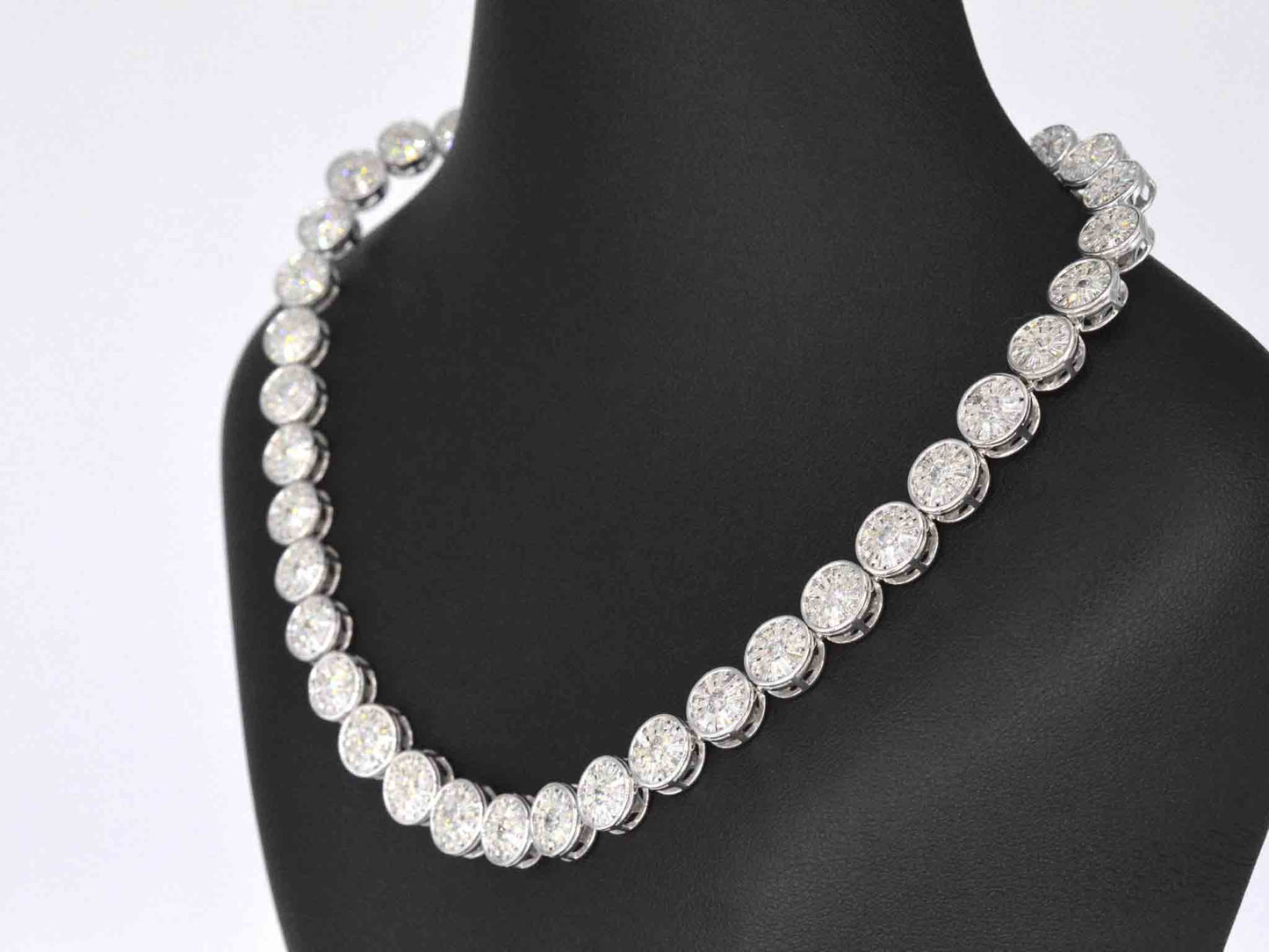 Witgouden collier met 15.00 carat diamanten