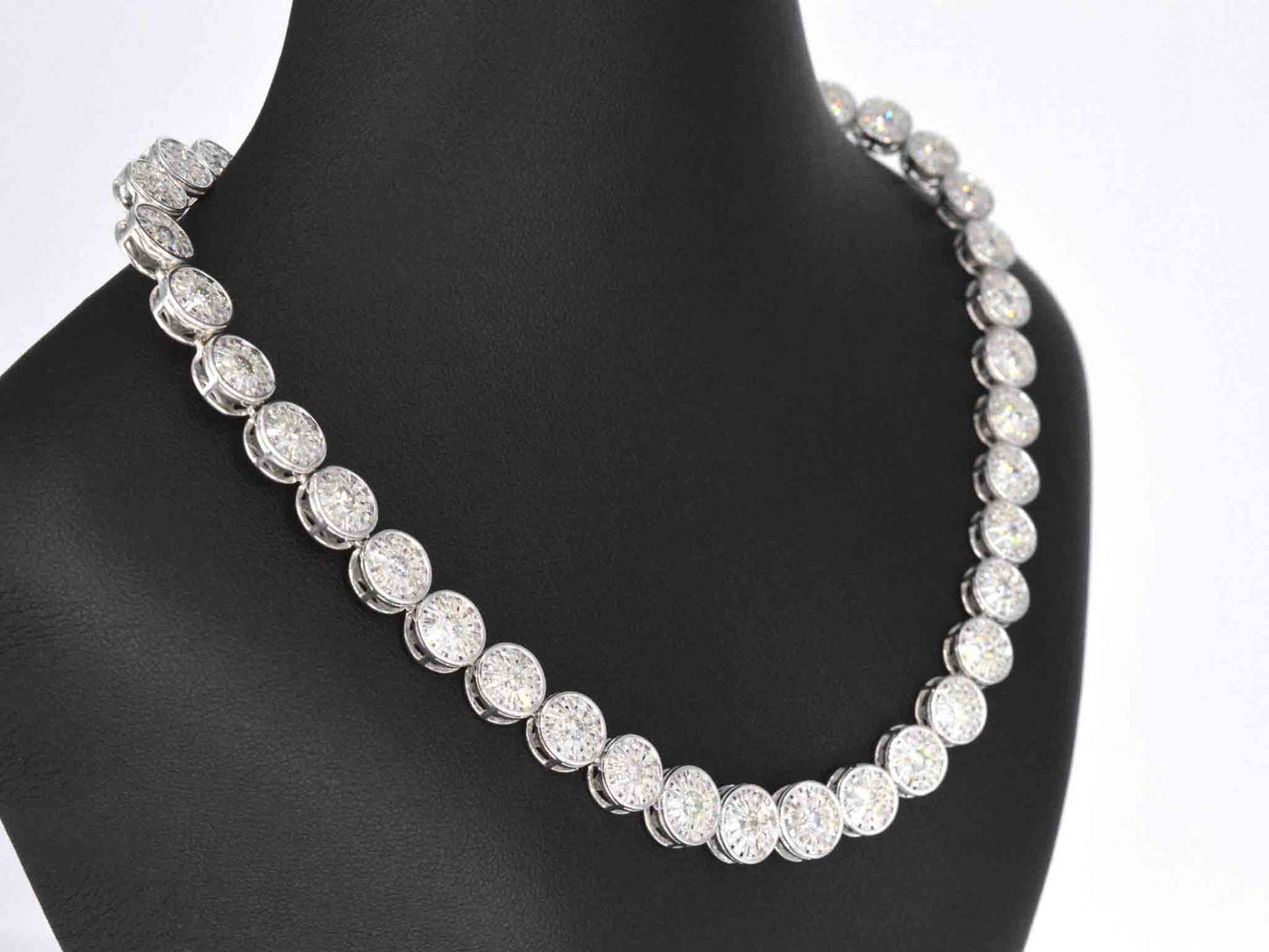 Witgouden collier met 15.00 carat diamanten