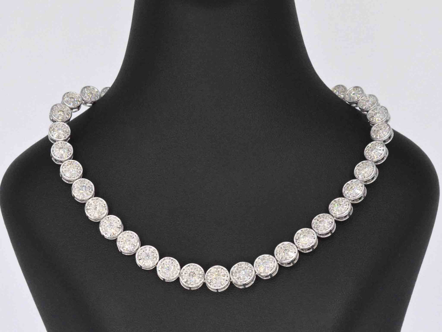 Witgouden collier met 15.00 carat diamanten