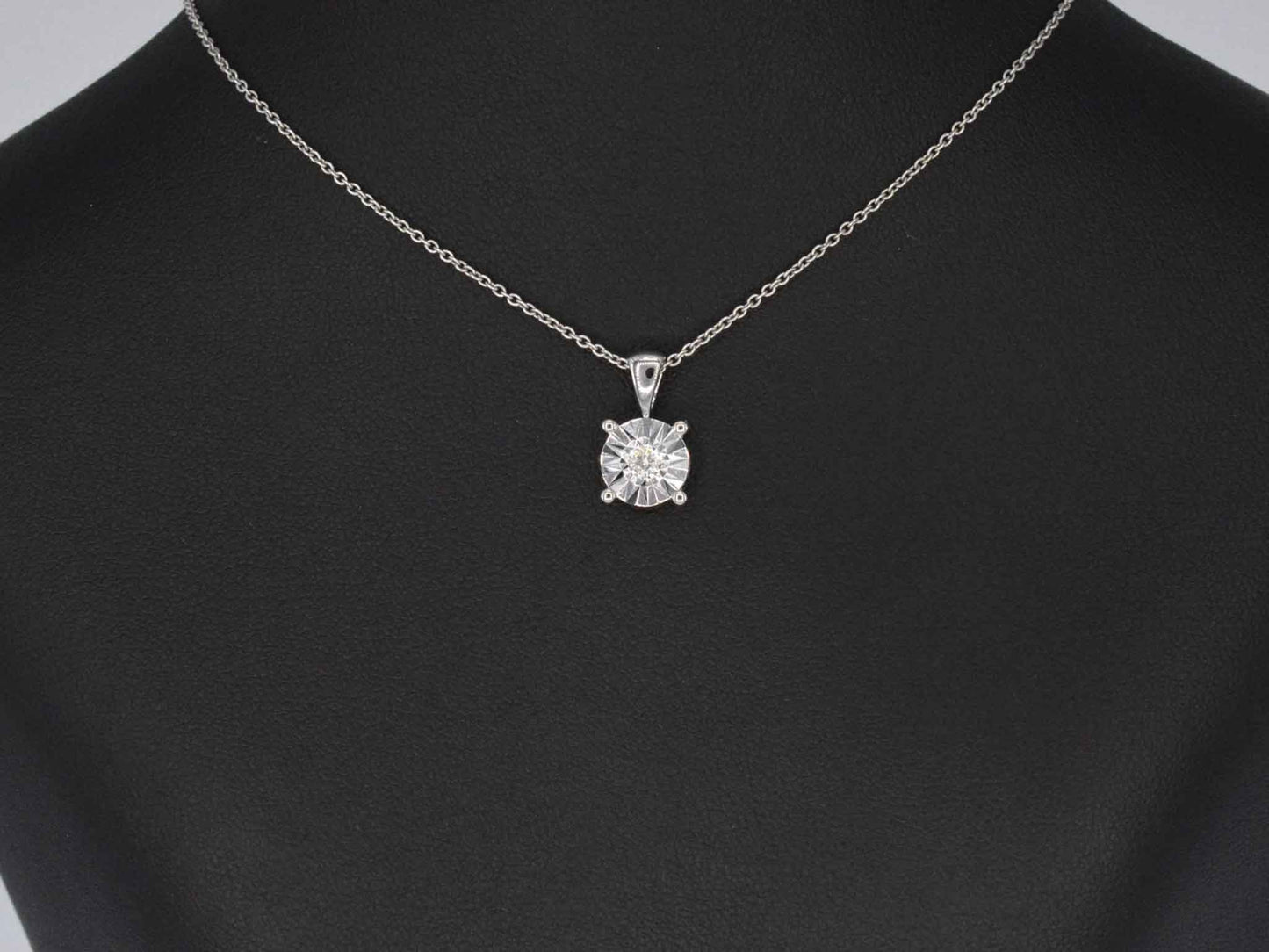 Witgouden hanger met een briljant geslepen diamant