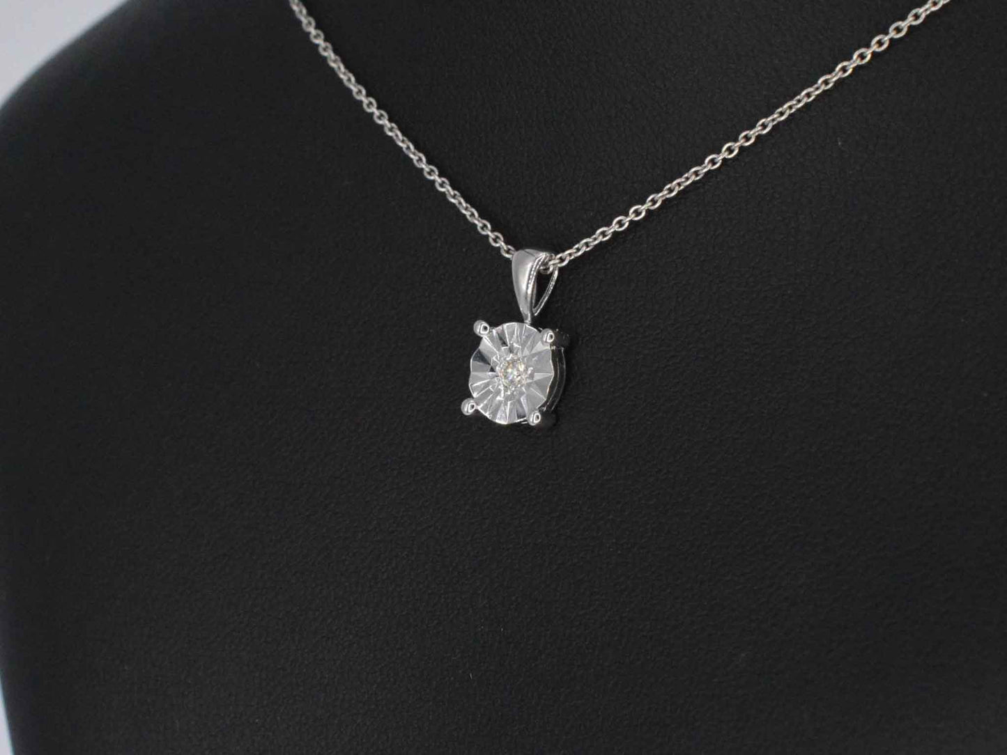 Witgouden hanger met een briljant geslepen diamant