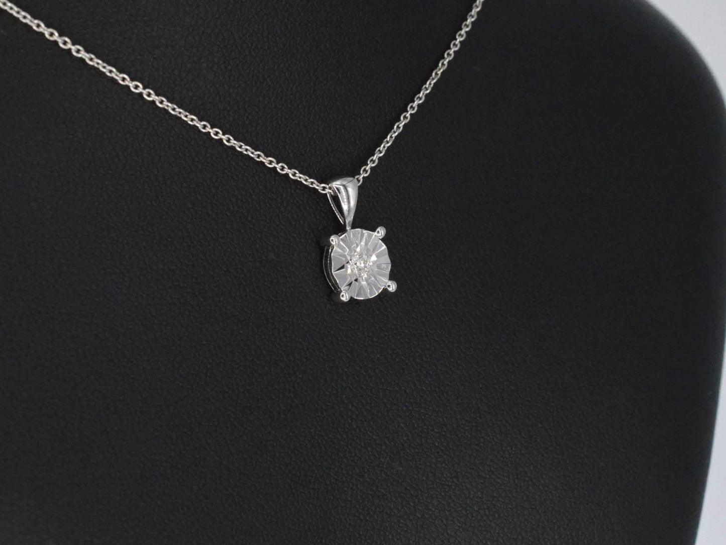 Witgouden hanger met een briljant geslepen diamant