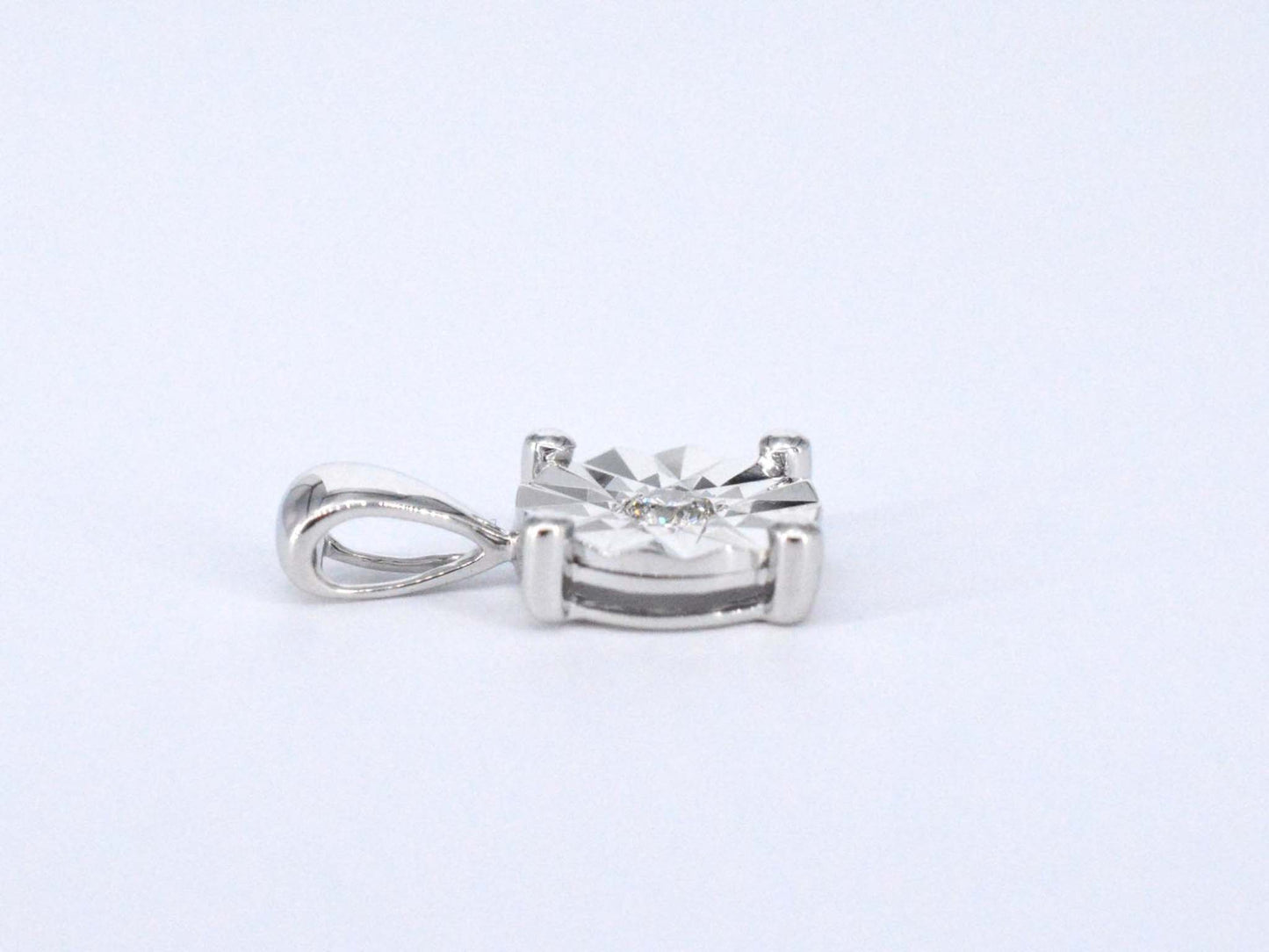 Witgouden hanger met een briljant geslepen diamant