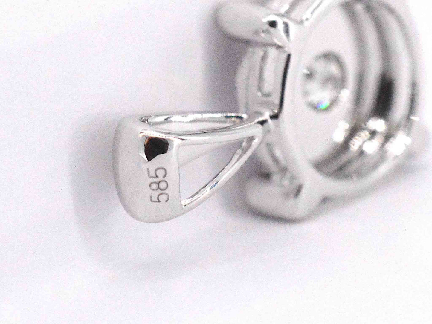 Witgouden hanger met een briljant geslepen diamant