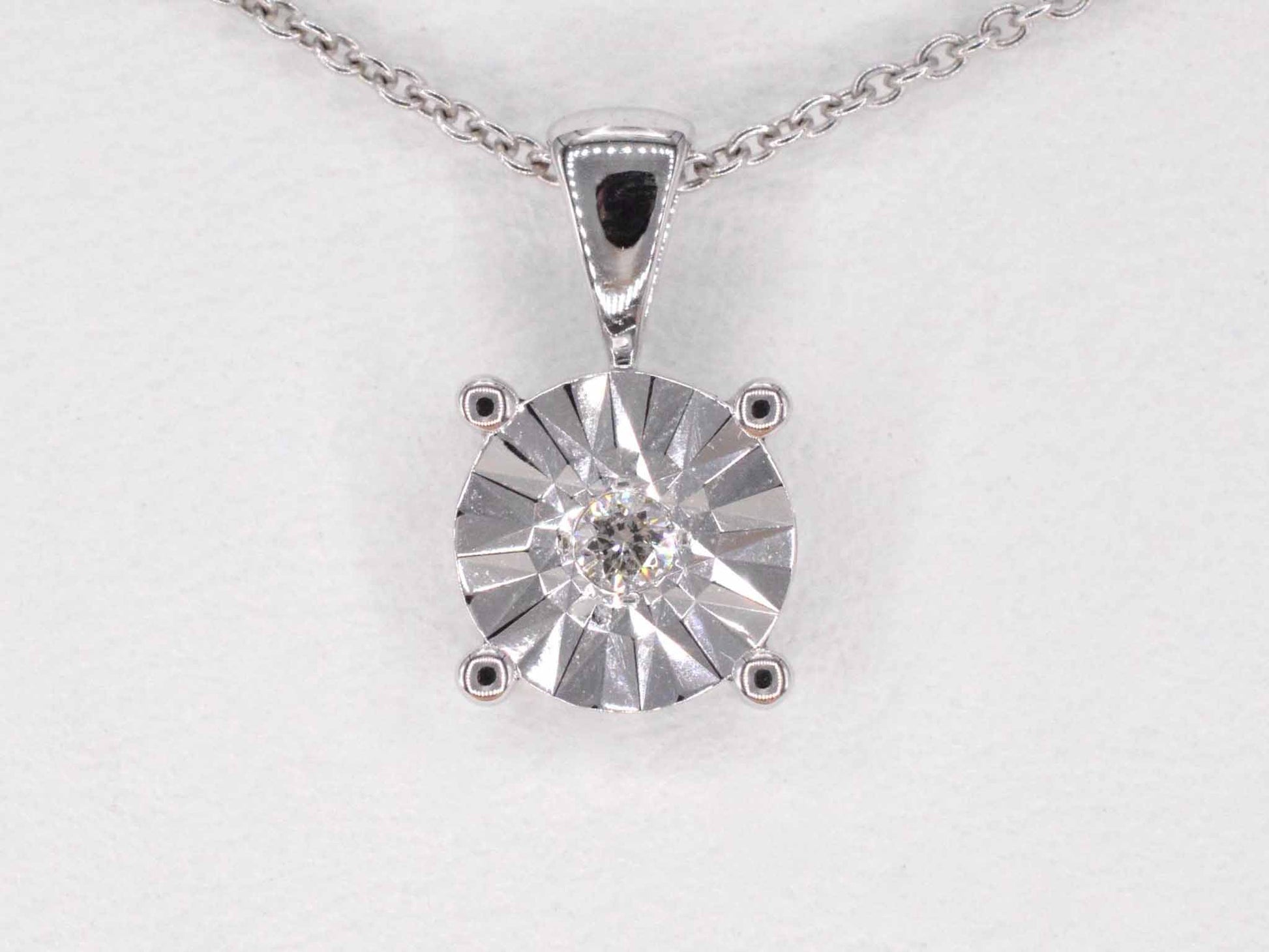 Witgouden hanger met een briljant geslepen diamant