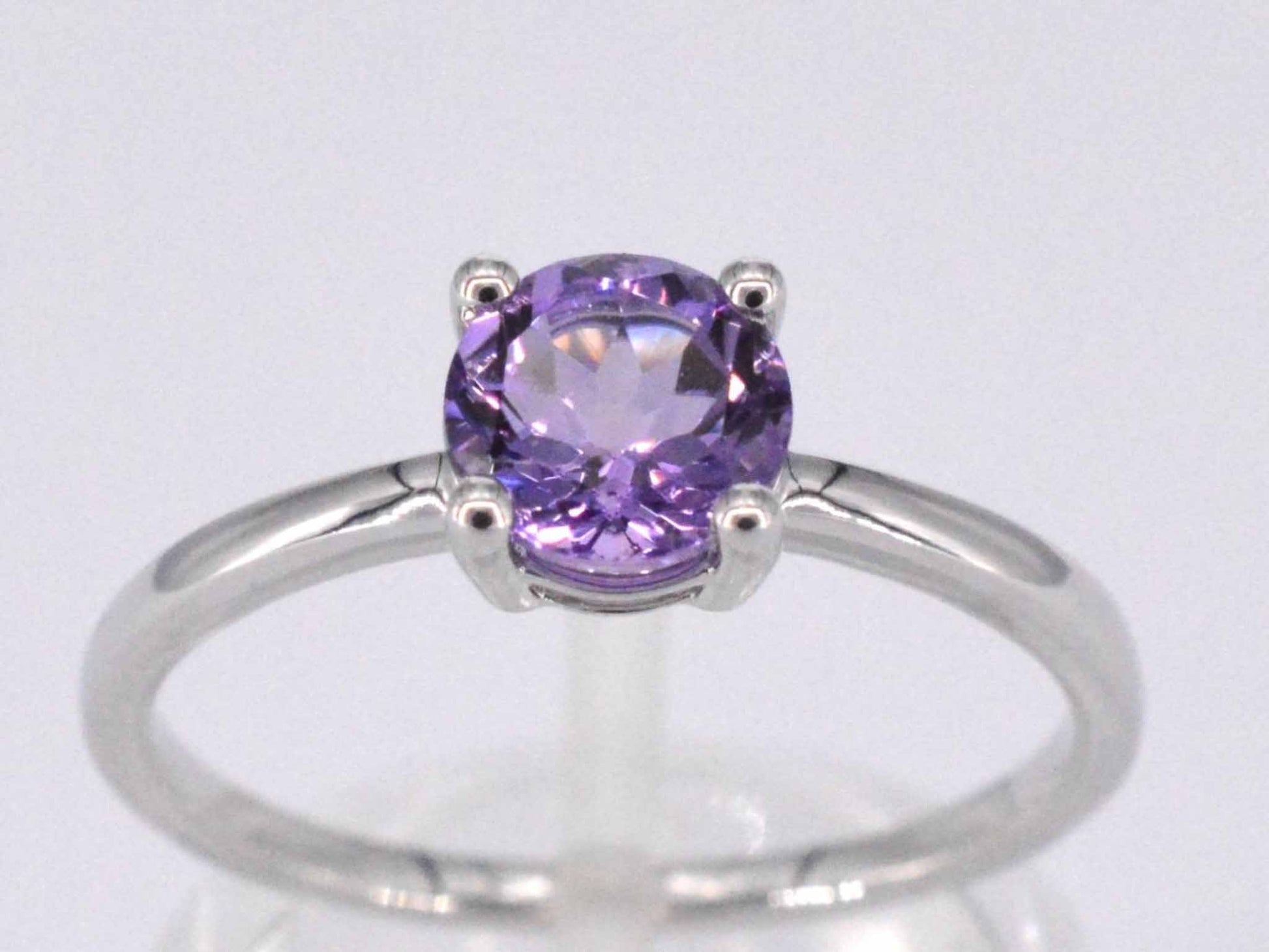 Witgouden ring met amethist