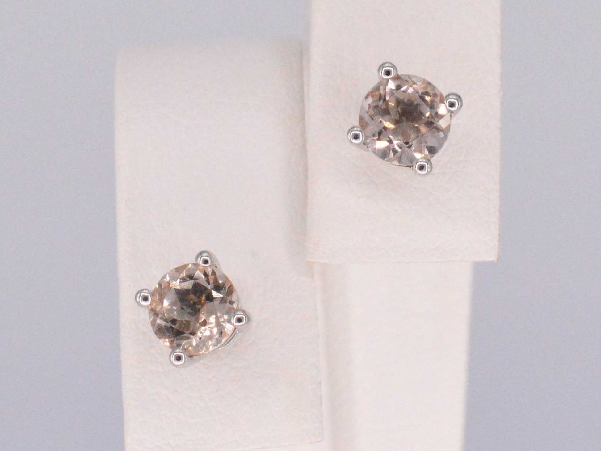 Witgouden oorbellen met morganiet