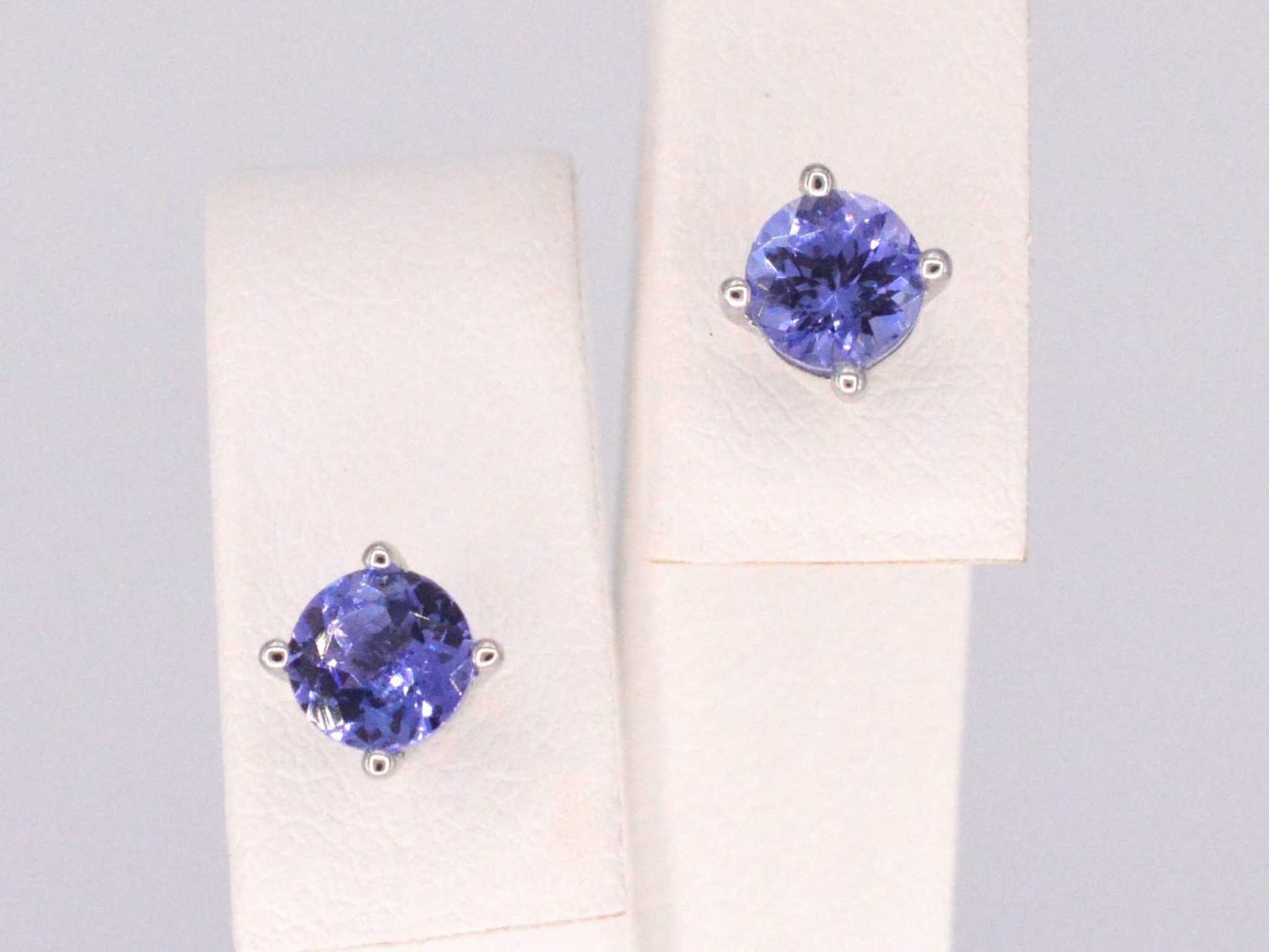 Witgouden oorbellen met tanzaniet