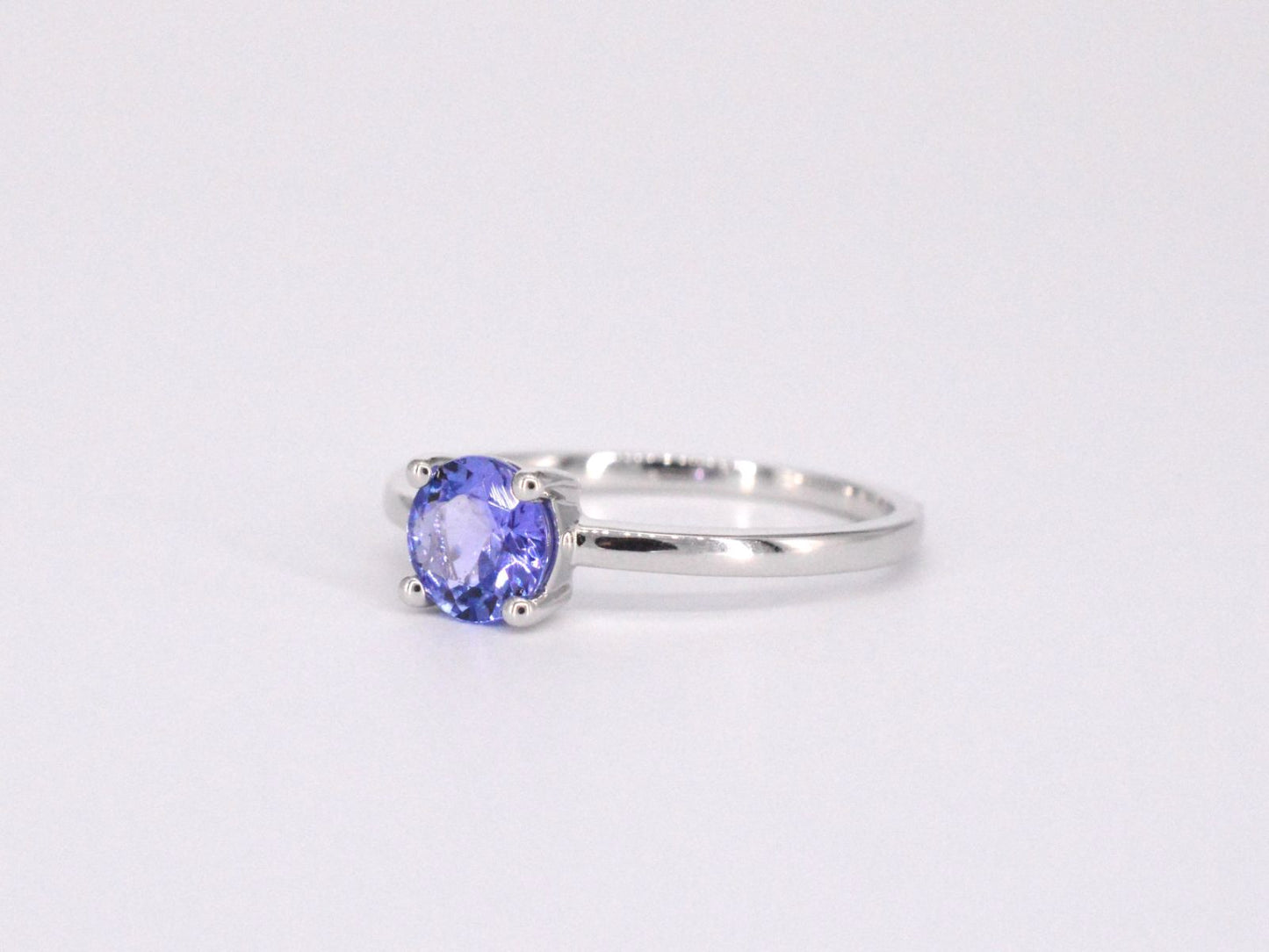 Witgouden ring met tanzaniet