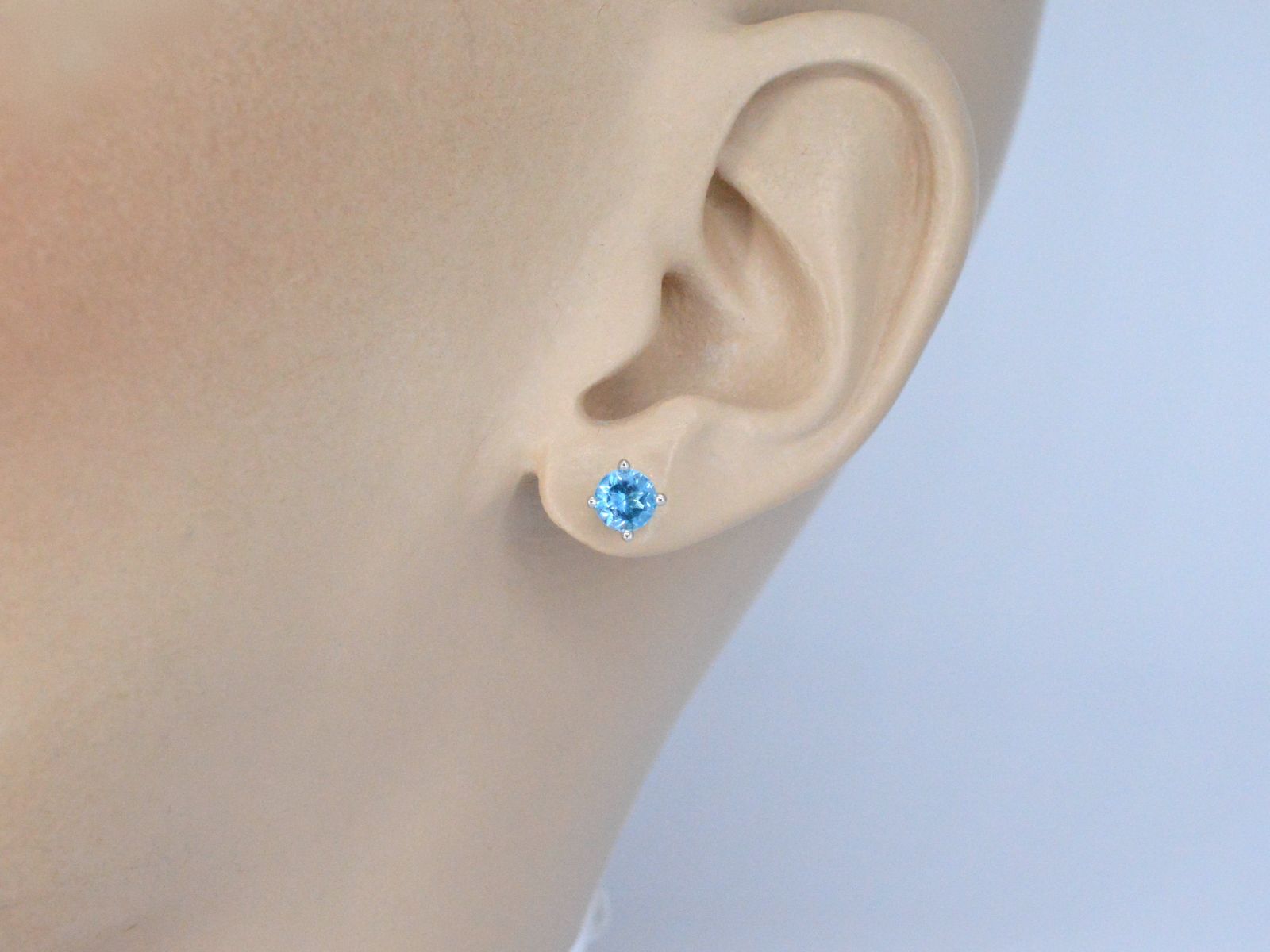 Witgouden oorbellen met topaas