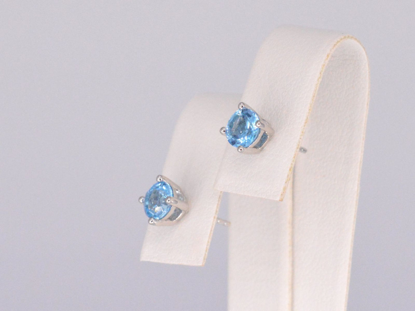 Witgouden oorbellen met topaas 2201-1