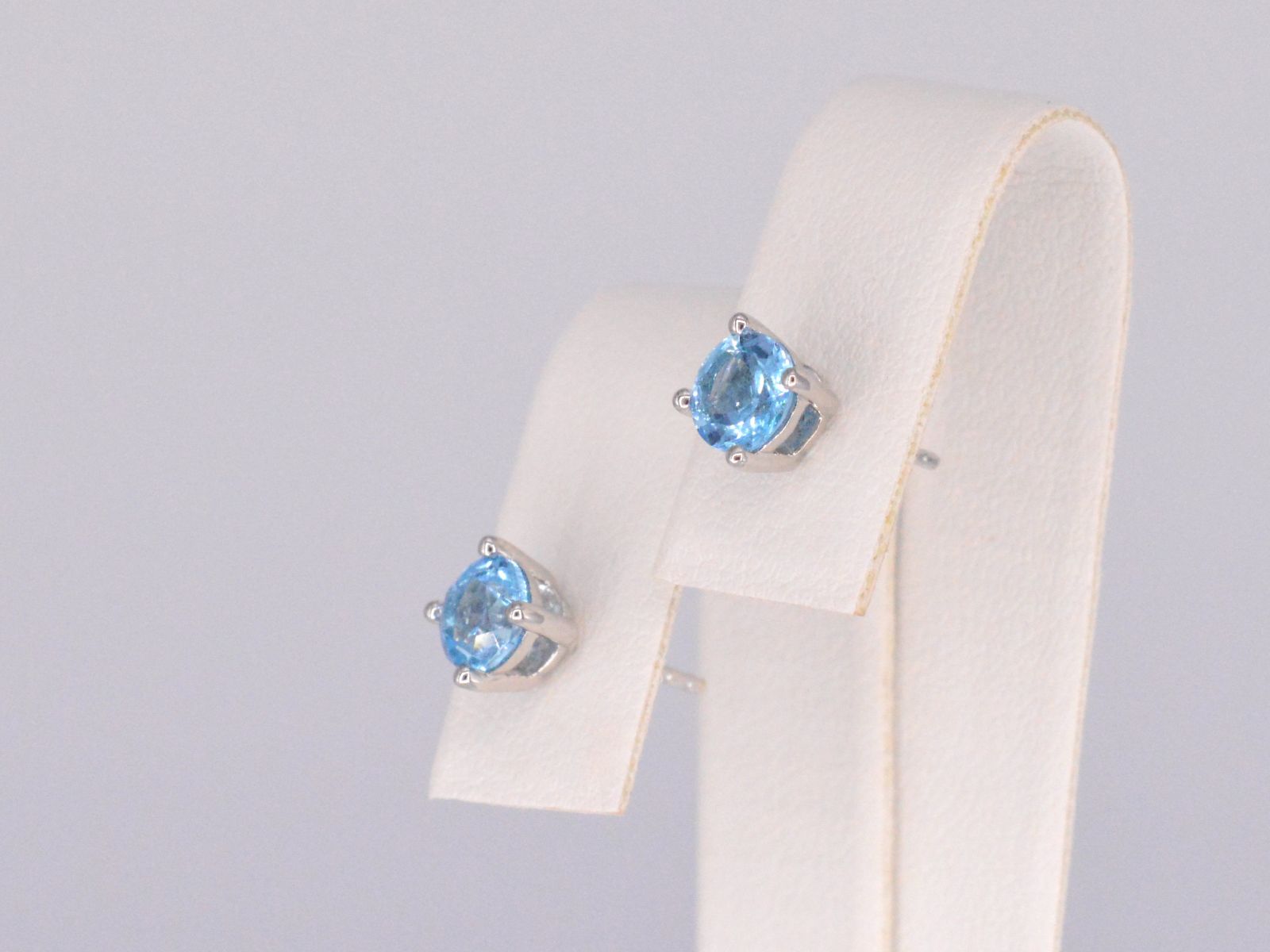 Witgouden oorbellen met topaas 2201-1