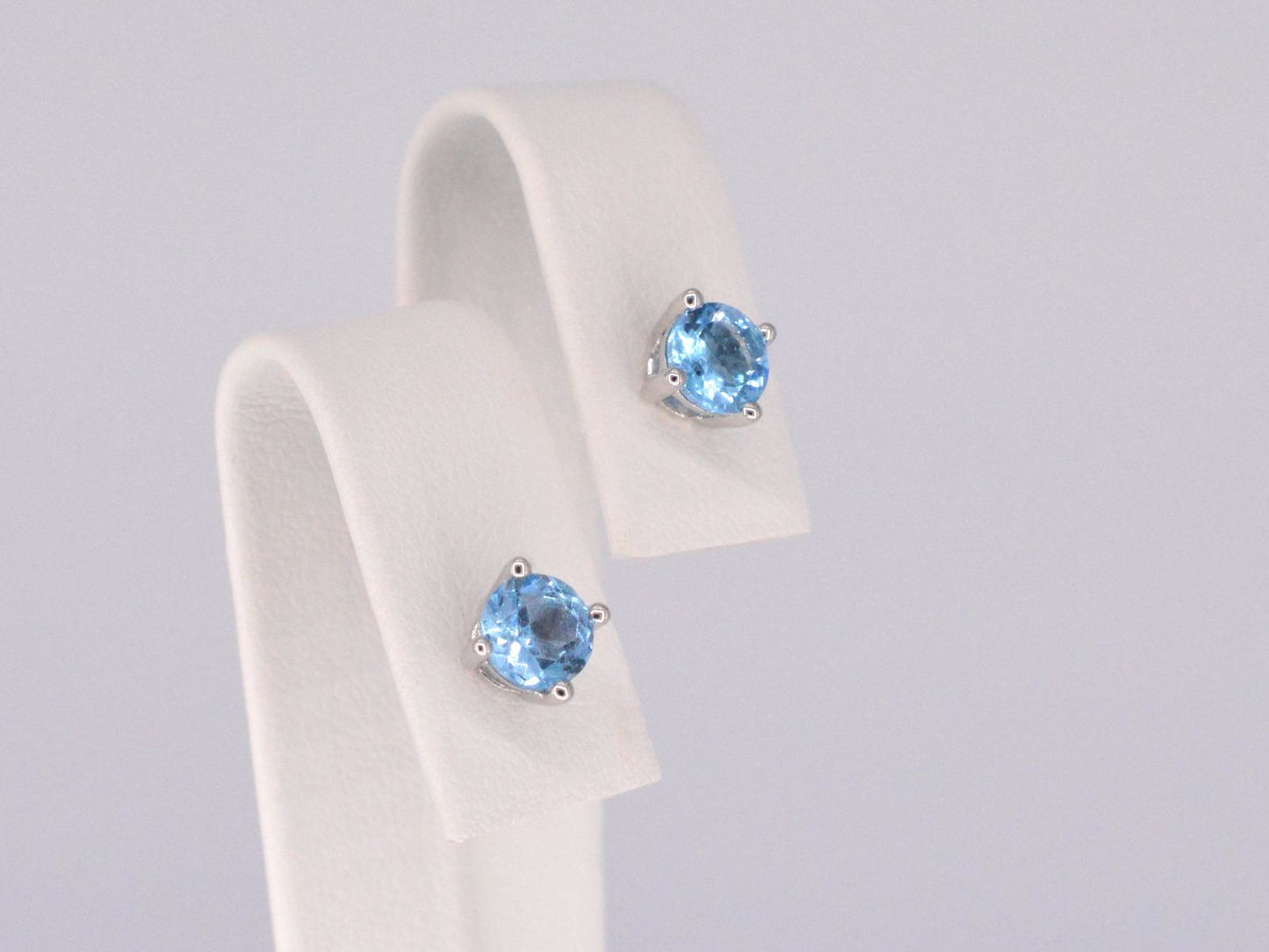 Witgouden oorbellen met topaas 2201-2