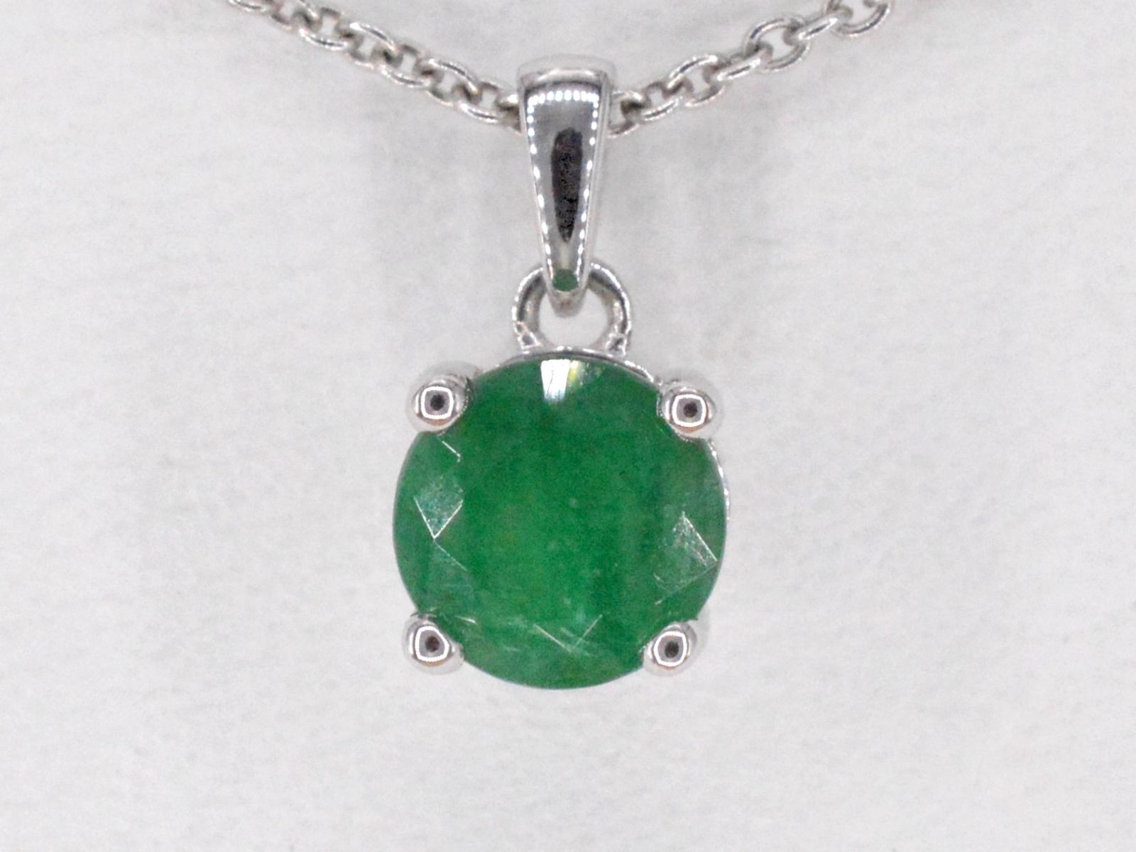 Witgouden hanger met smaragd