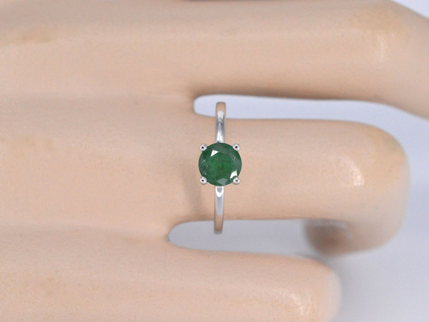 Witgouden ring met smaragd