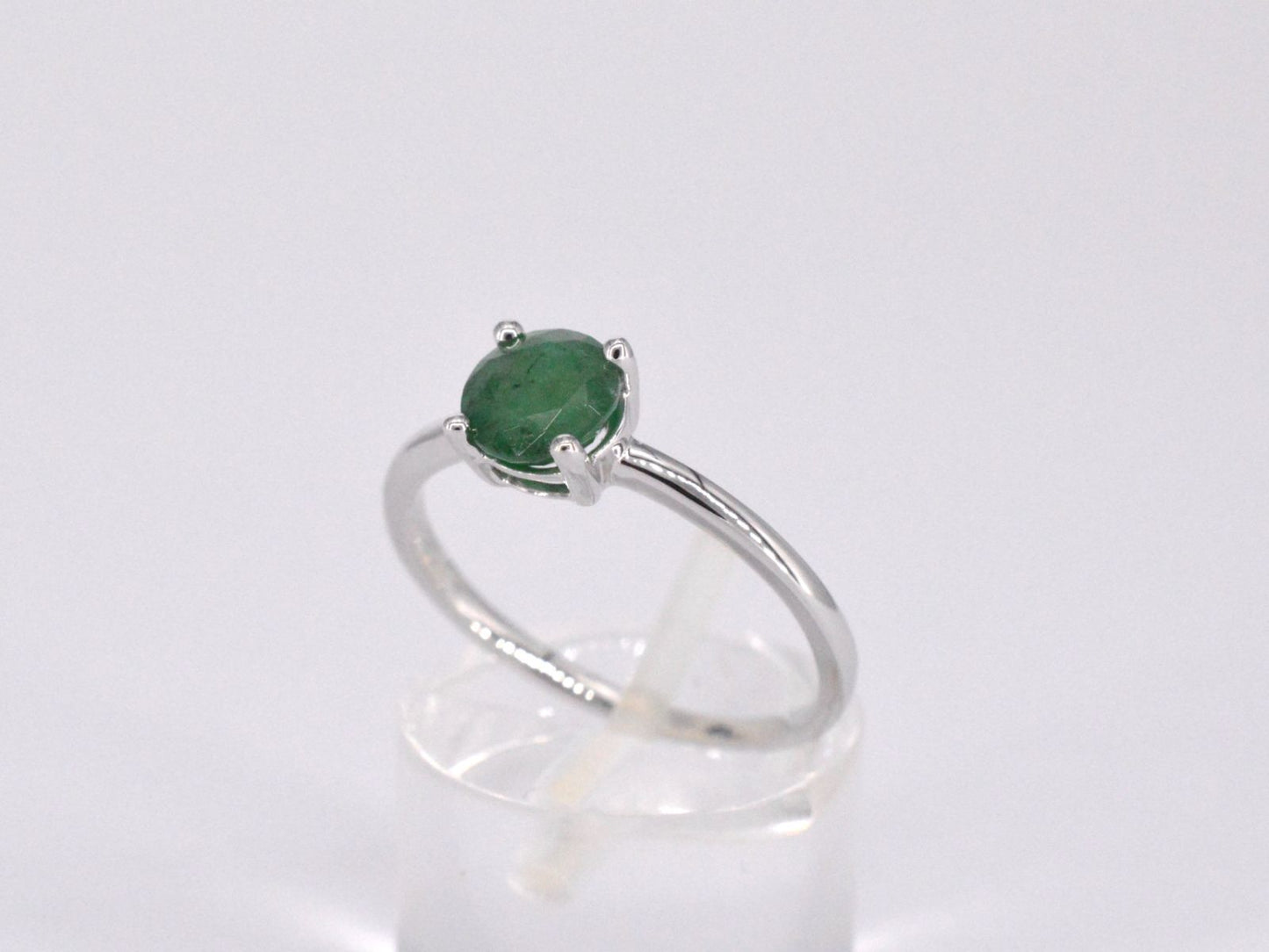 Witgouden ring met smaragd
