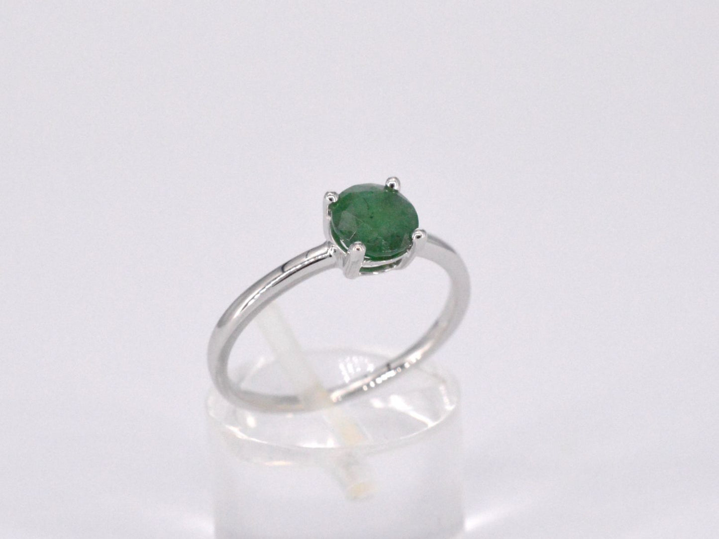 Witgouden ring met smaragd