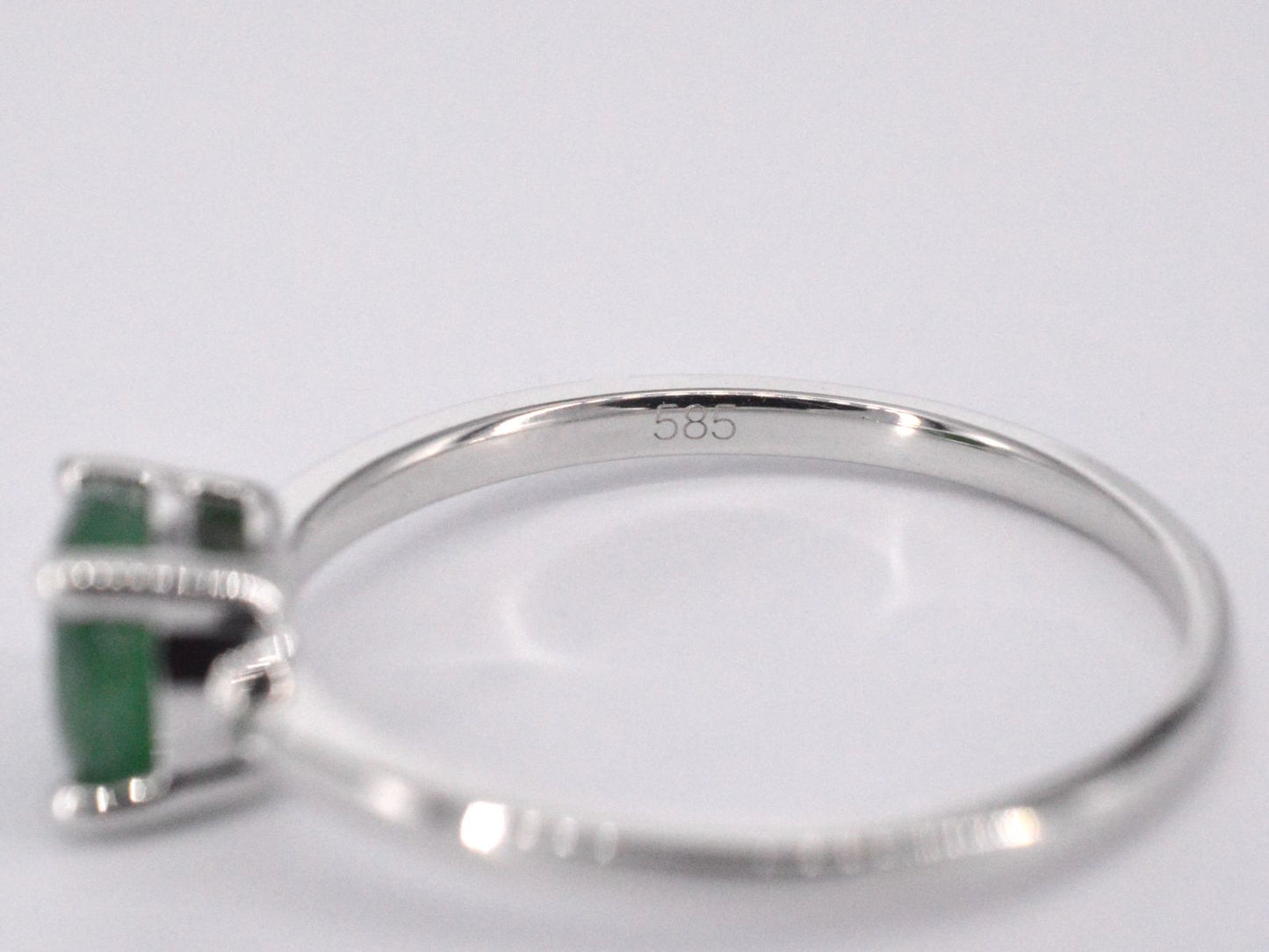 Witgouden ring met smaragd