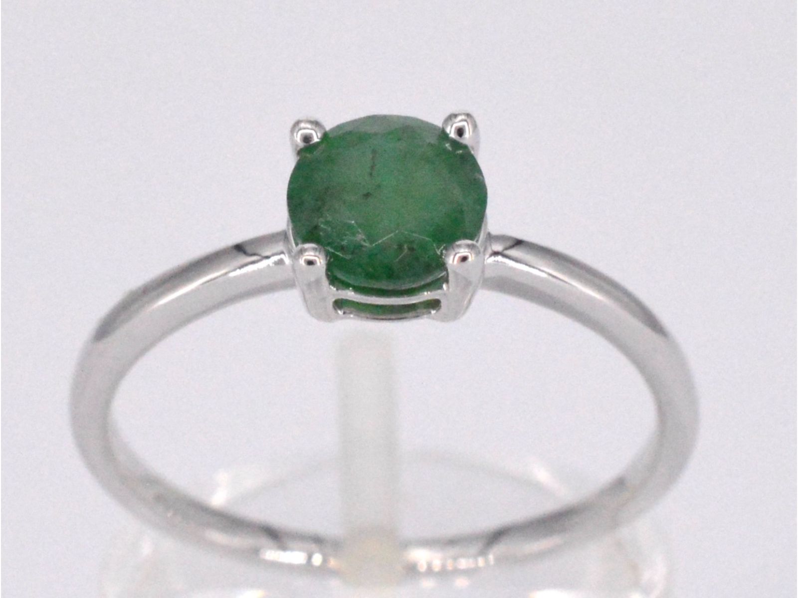 Witgouden ring met smaragd