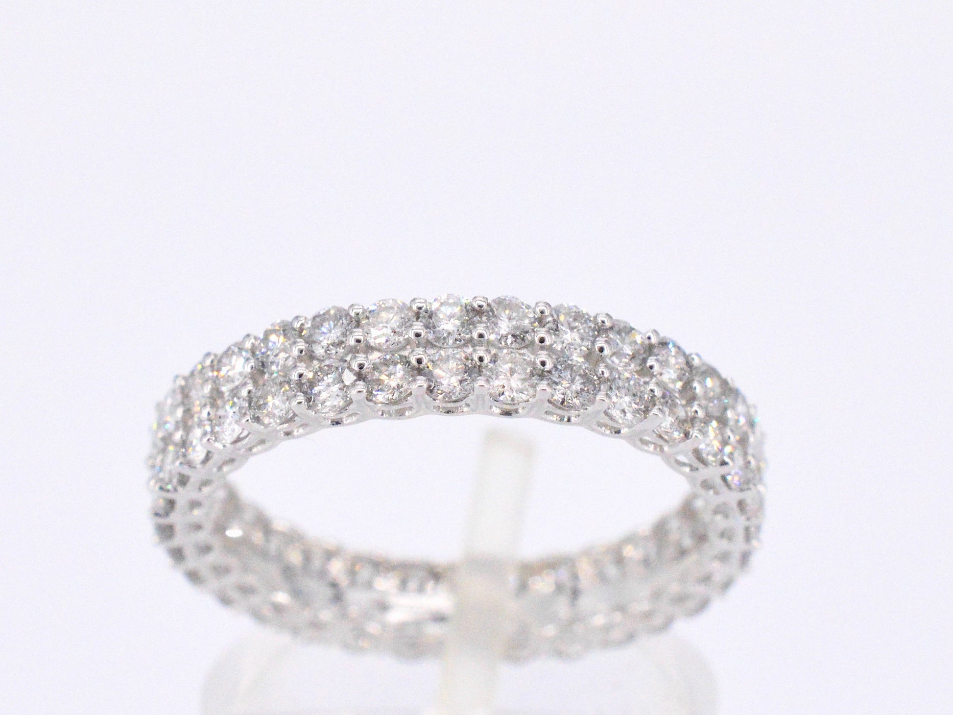 Witgouden eternity ring met diamanten
