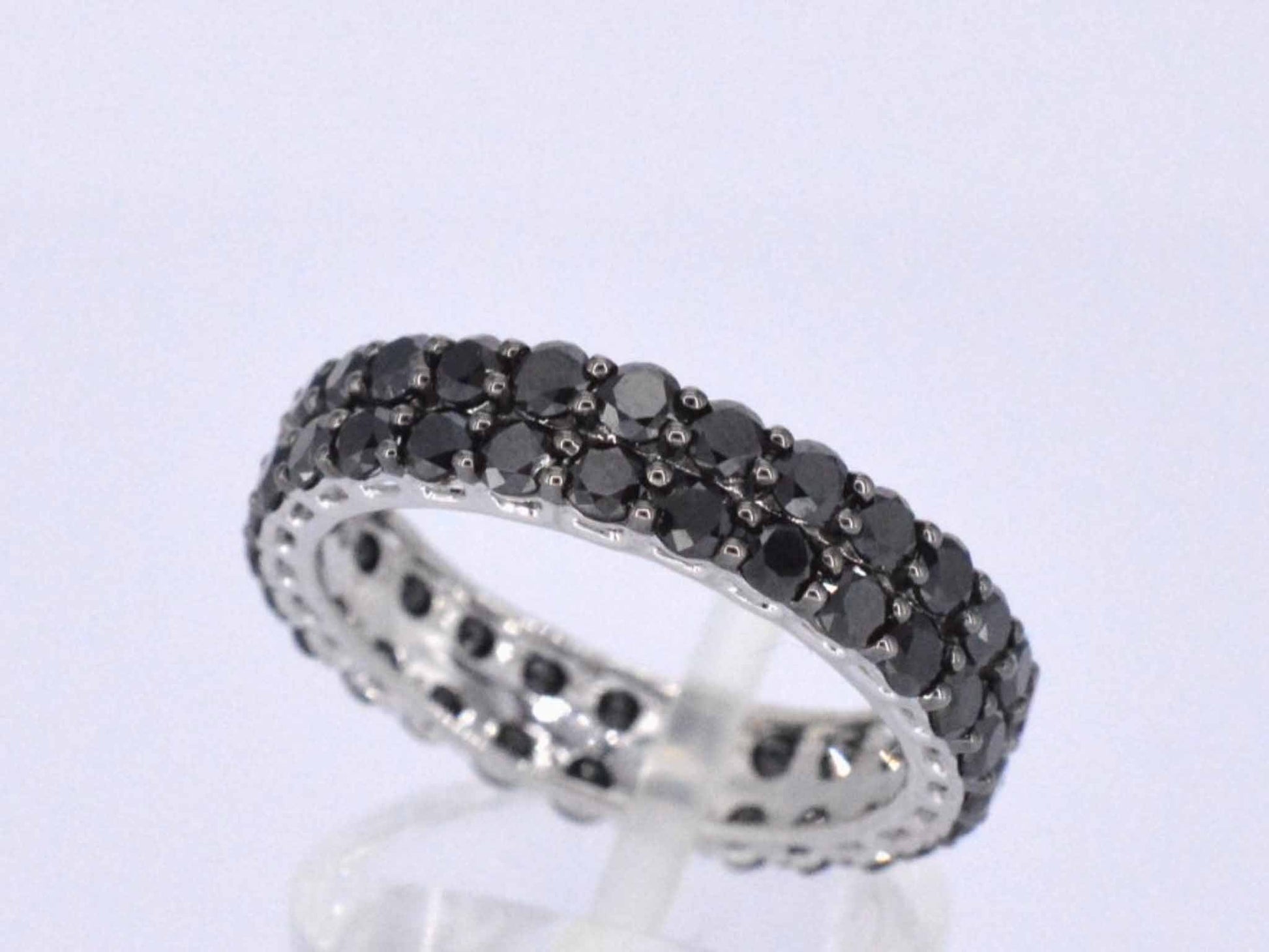 Witgouden eternity ring met zwarte diamanten 2210-2