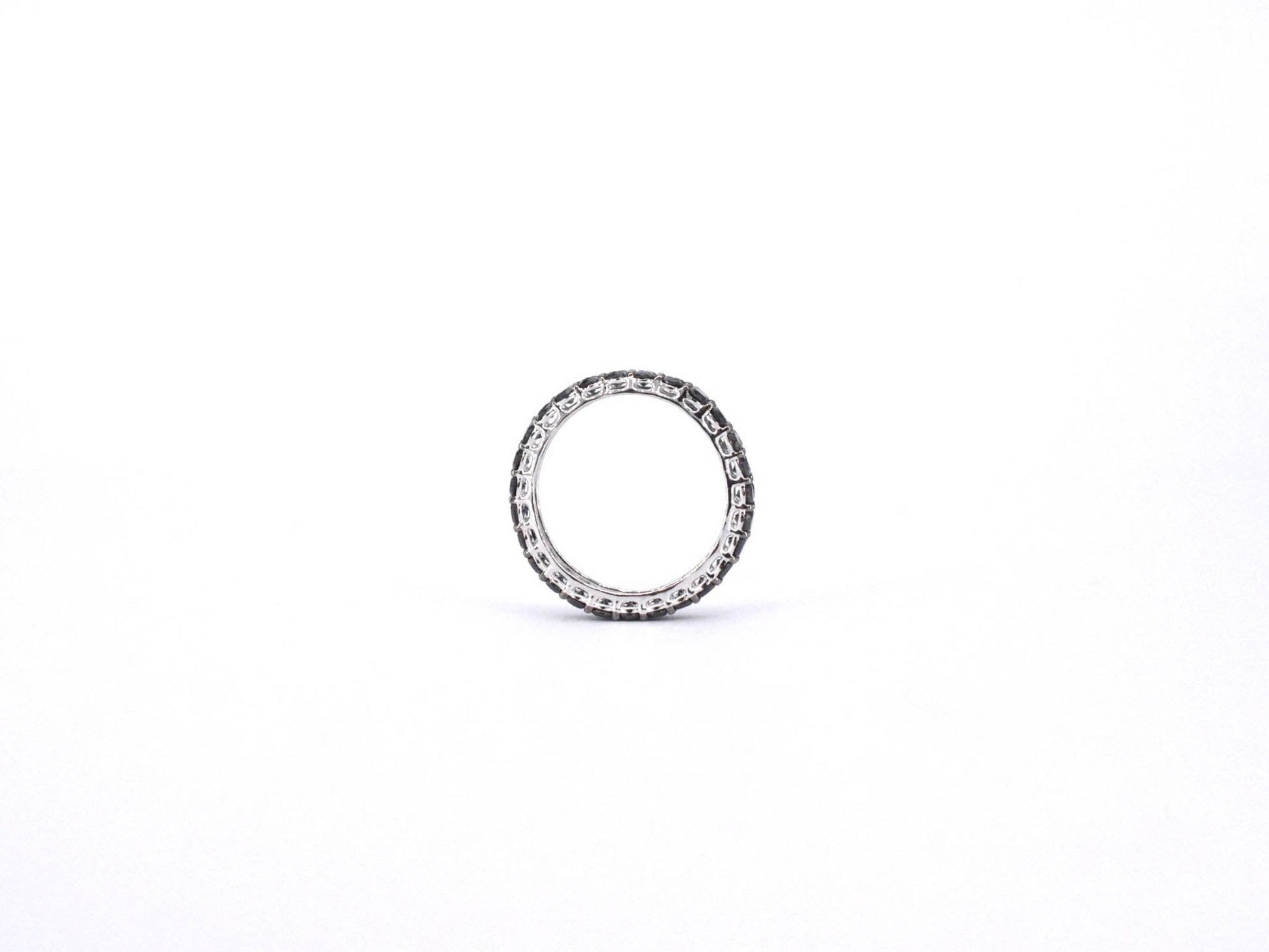 Witgouden eternity ring met zwarte diamanten 2210-5