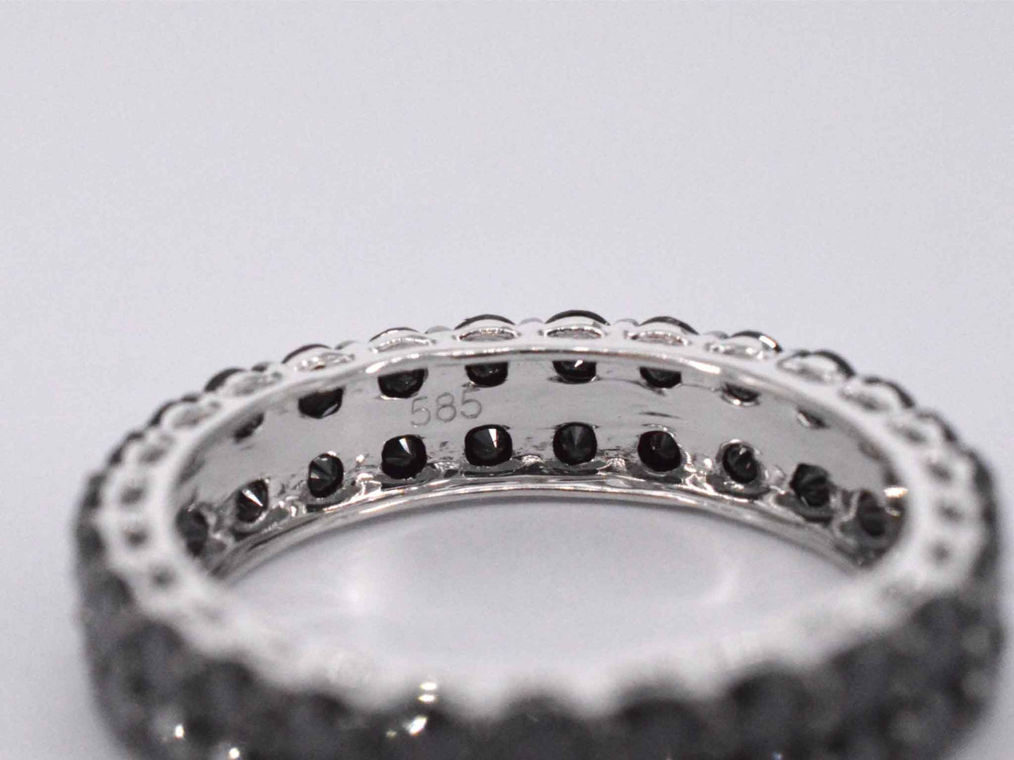 Witgouden eternity ring met zwarte diamanten 2210-7