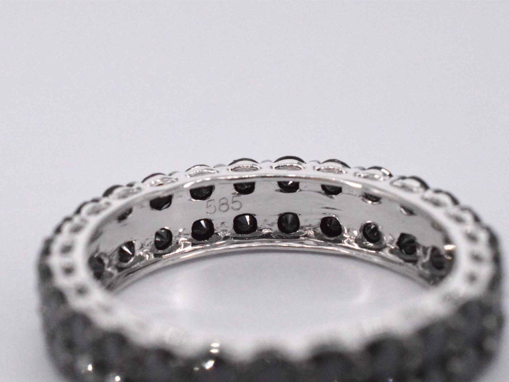 Witgouden eternity ring met zwarte diamanten 2210-7