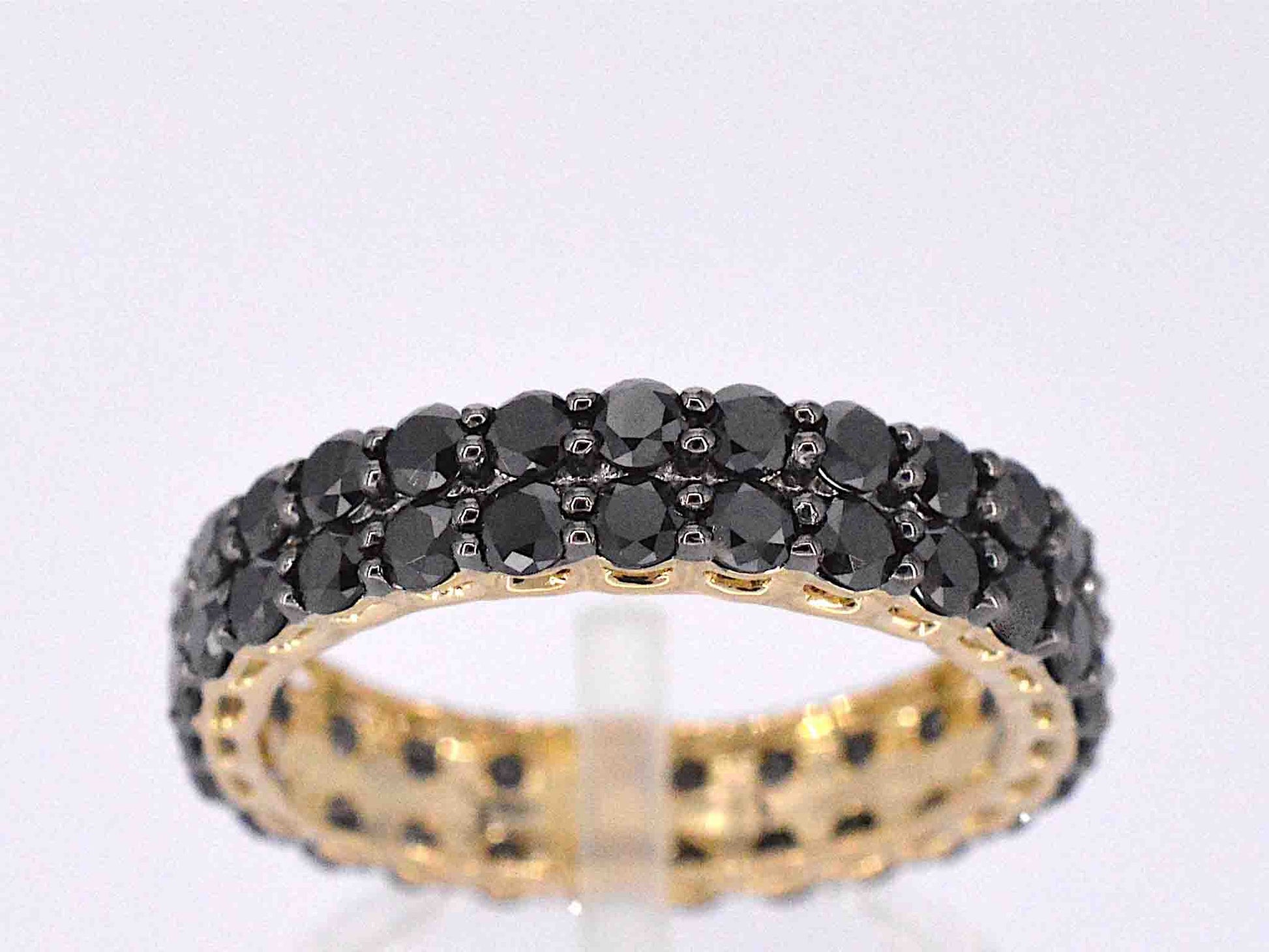 Gouden eternity ring met zwarte diamanten