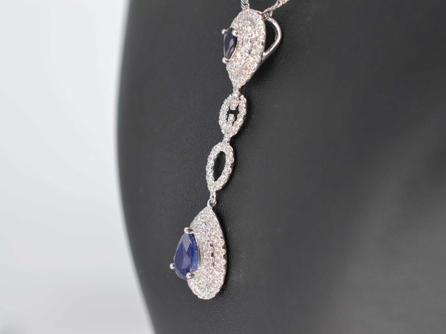 Witgouden hanger met diamanten en saffieren gezet