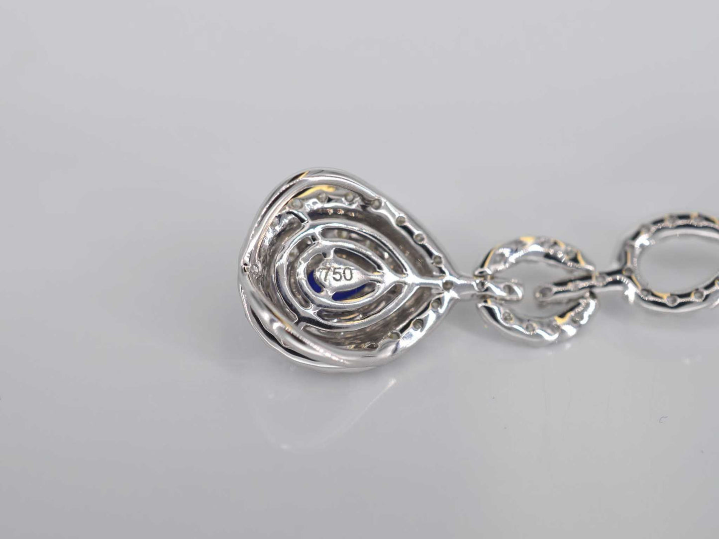 Witgouden hanger met diamanten en saffieren gezet