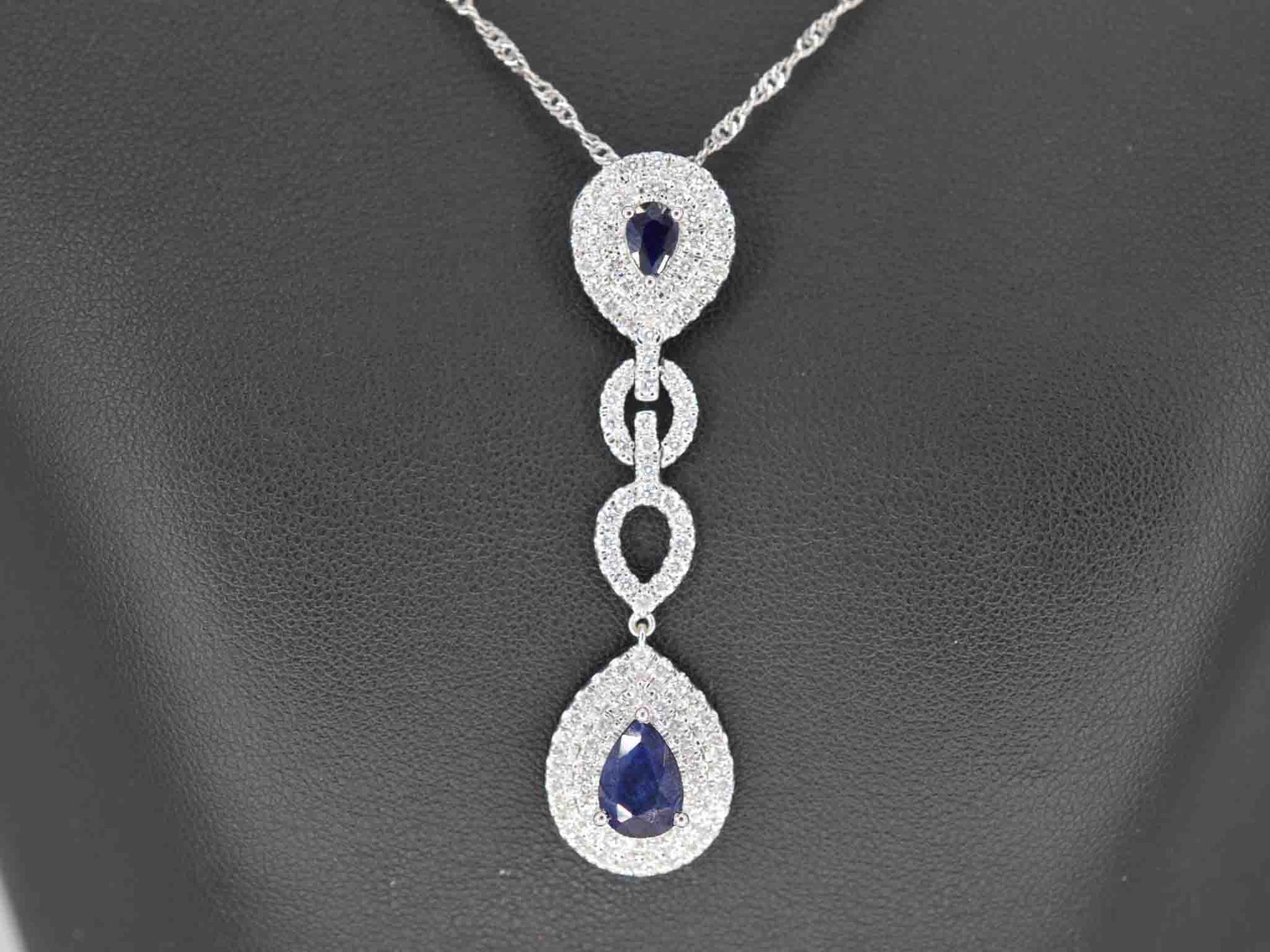 Witgouden hanger met diamanten en saffieren gezet