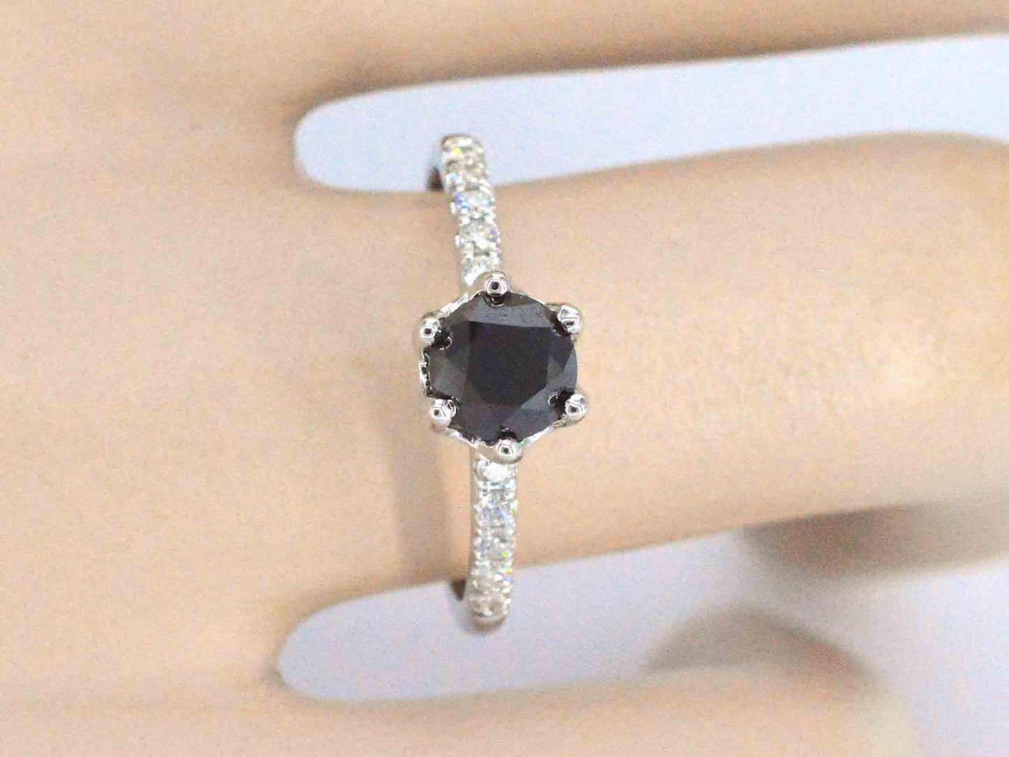 Witgouden ring met één briljant geslepen zwarte diamant en witte diamanten