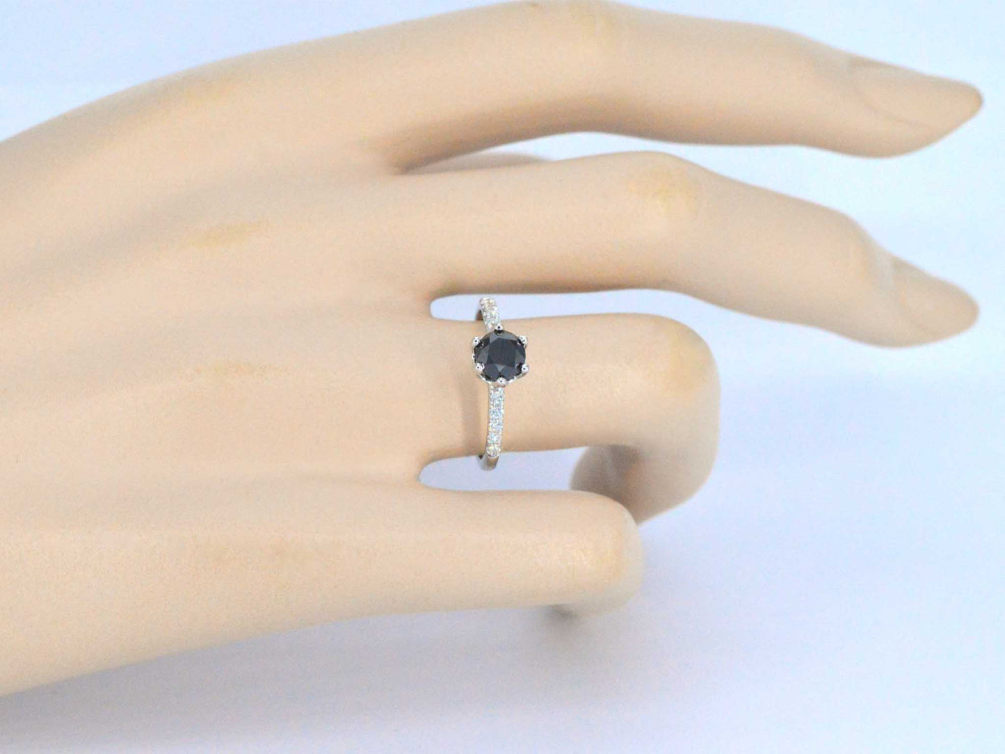 Witgouden ring met één briljant geslepen zwarte diamant en witte diamanten