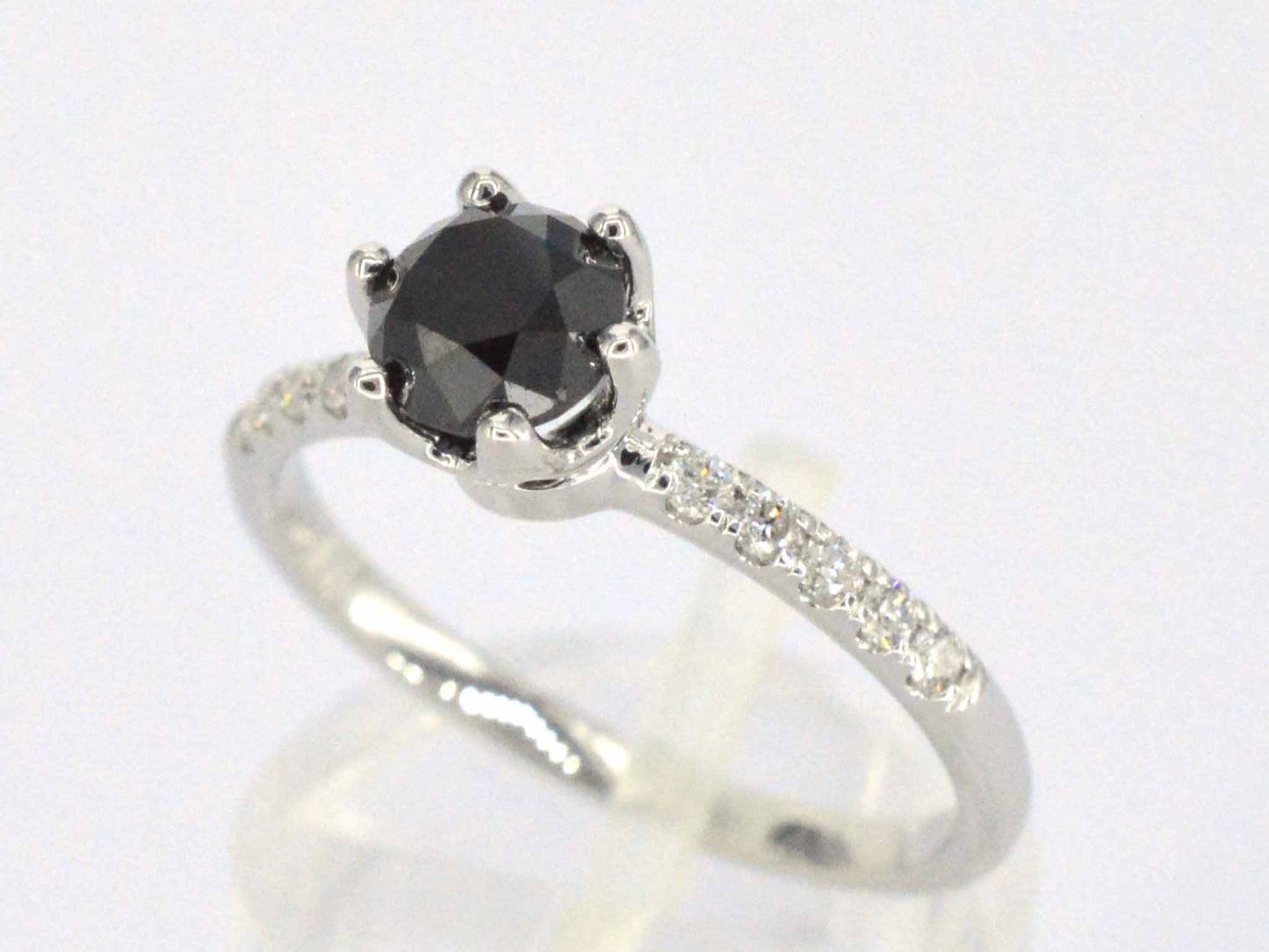 Witgouden ring met één briljant geslepen zwarte diamant en witte diamanten