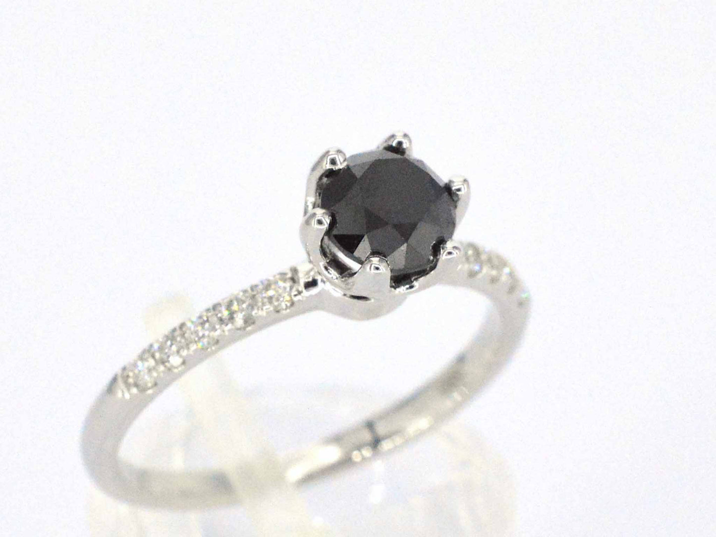 Witgouden ring met één briljant geslepen zwarte diamant en witte diamanten