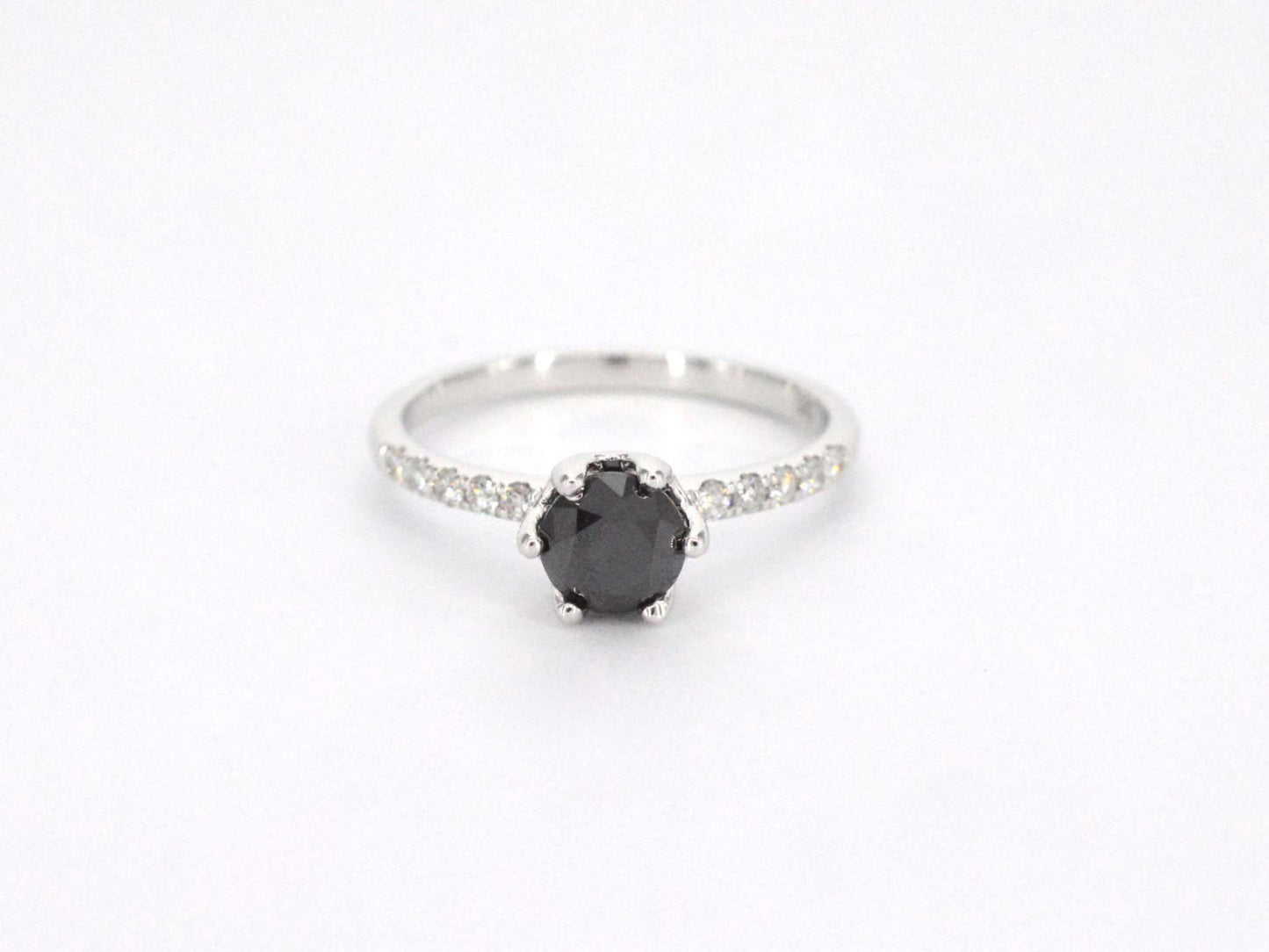 Witgouden ring met één briljant geslepen zwarte diamant en witte diamanten