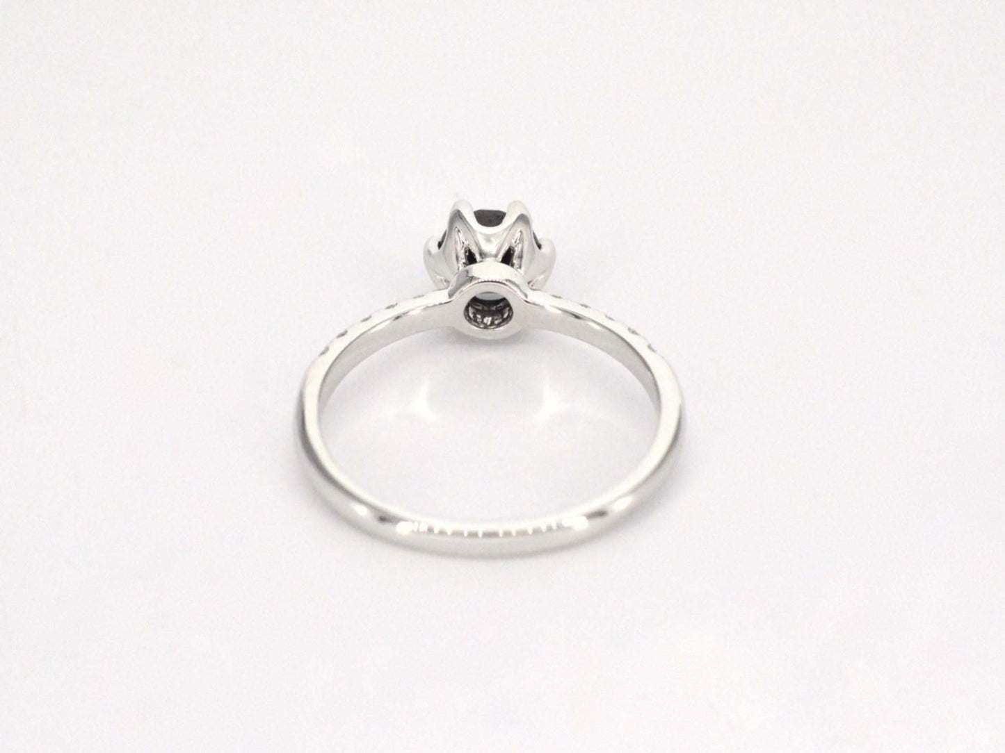 Witgouden ring met één briljant geslepen zwarte diamant en witte diamanten