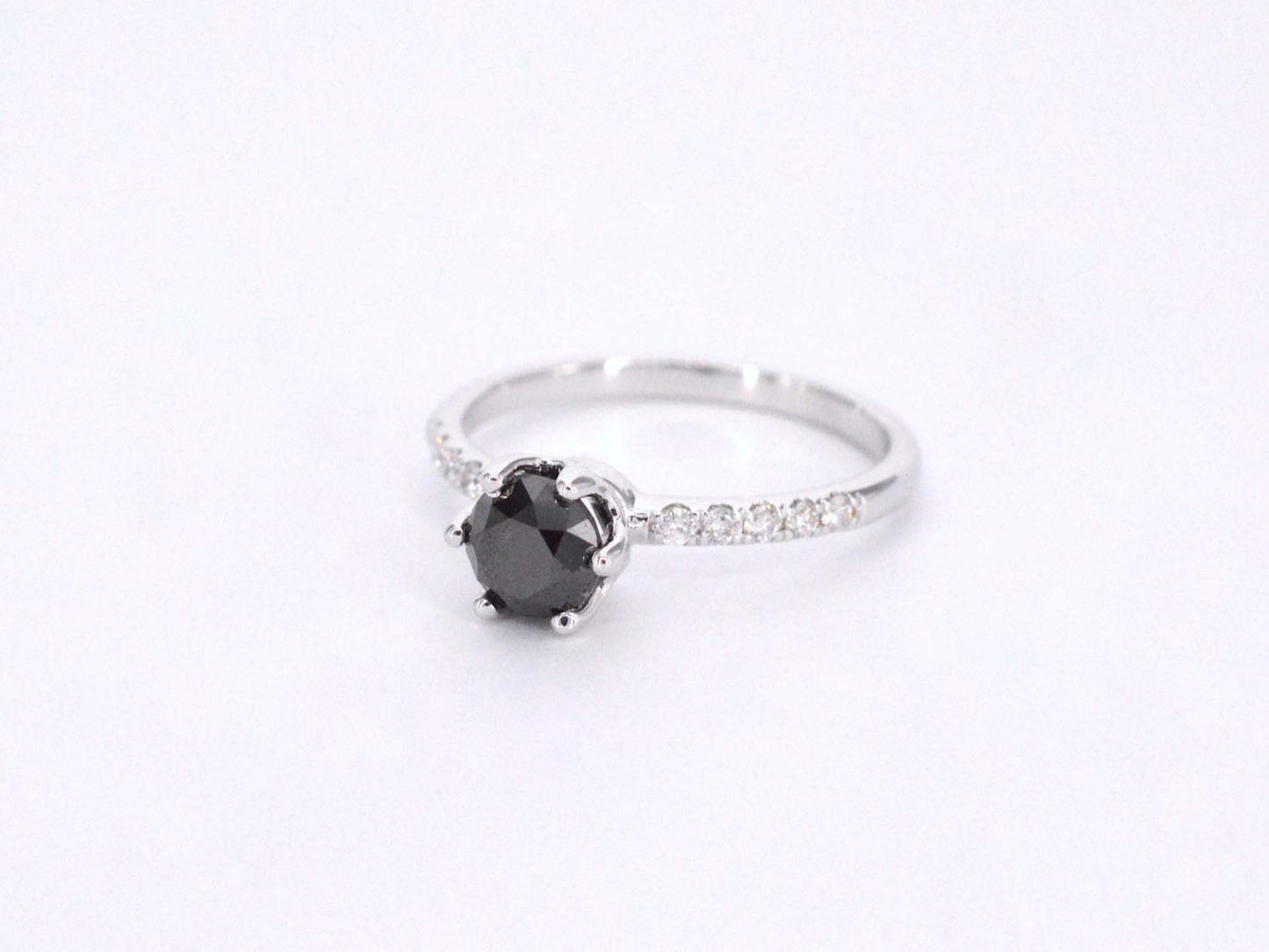 Witgouden ring met één briljant geslepen zwarte diamant en witte diamanten