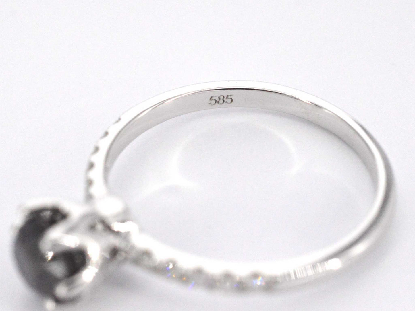 Witgouden ring met één briljant geslepen zwarte diamant en witte diamanten