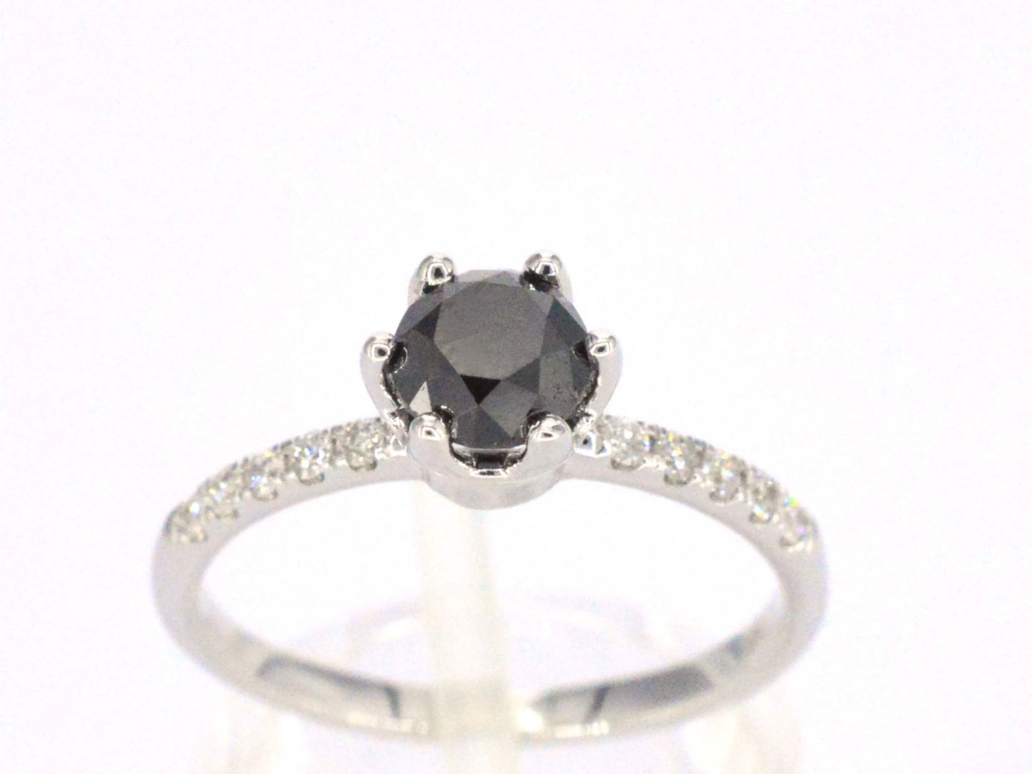 Witgouden ring met één briljant geslepen zwarte diamant en witte diamanten