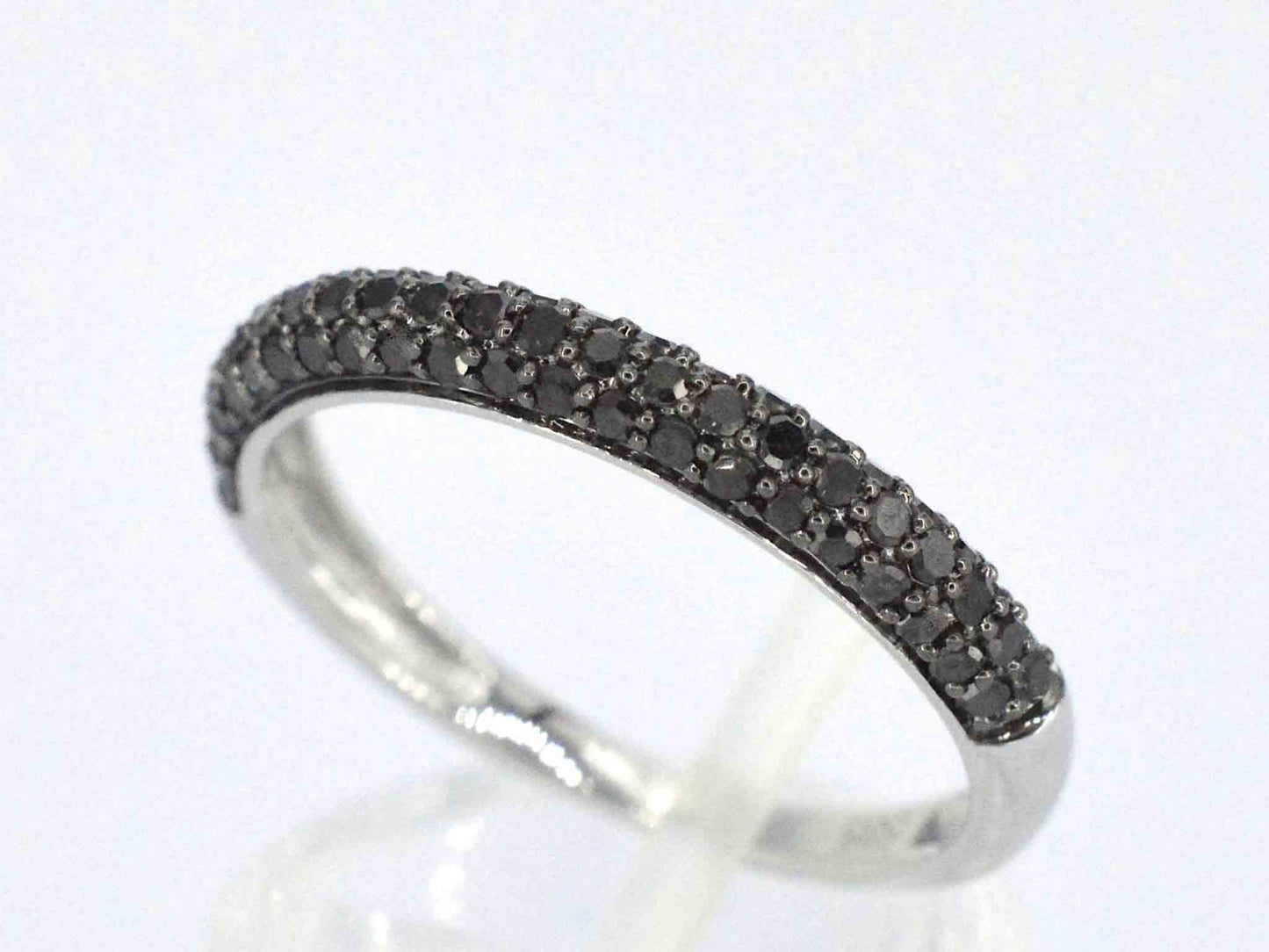 Witgouden ring met zwarte briljanten diamanten