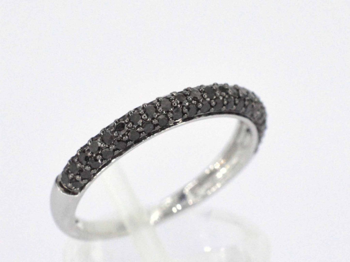 Witgouden ring met zwarte briljanten diamanten