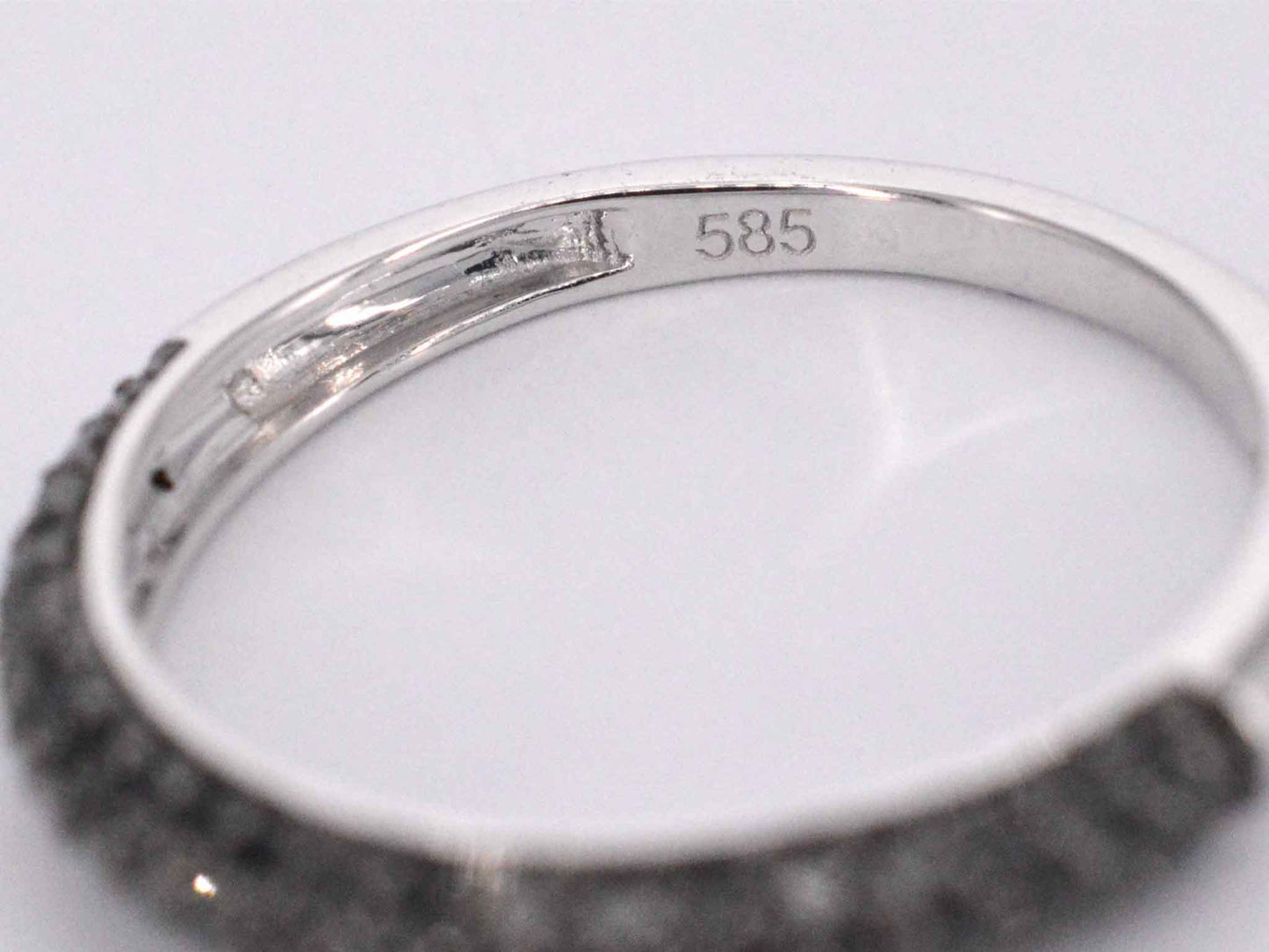Witgouden ring met zwarte briljanten diamanten