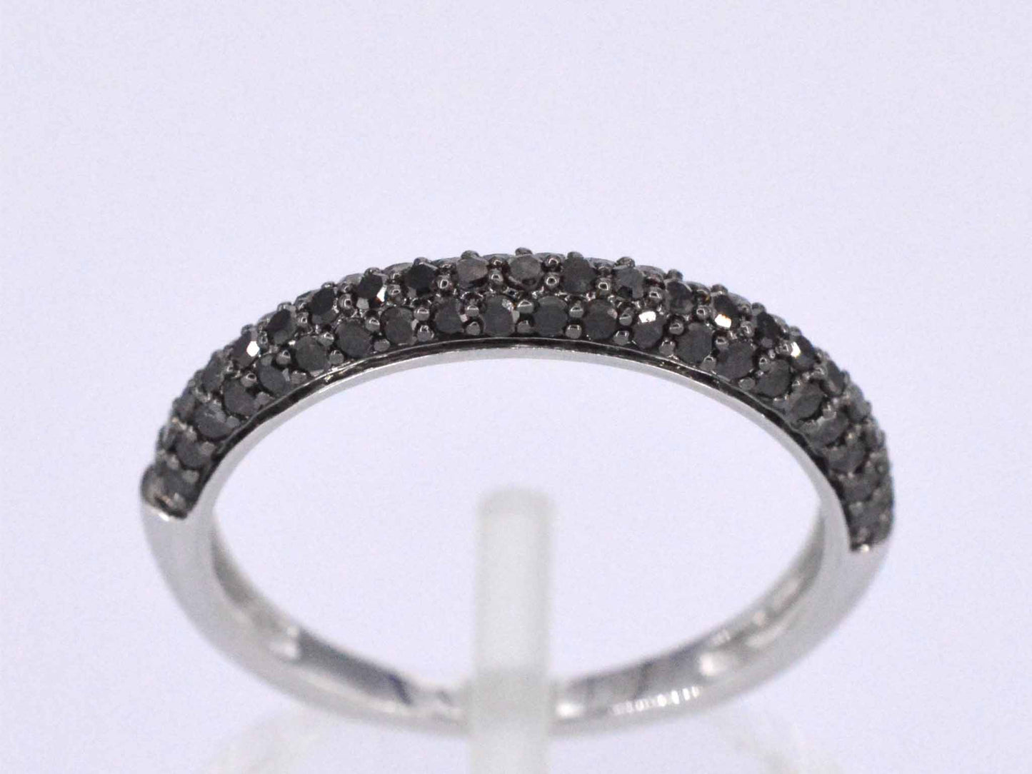 Witgouden ring met zwarte briljanten diamanten