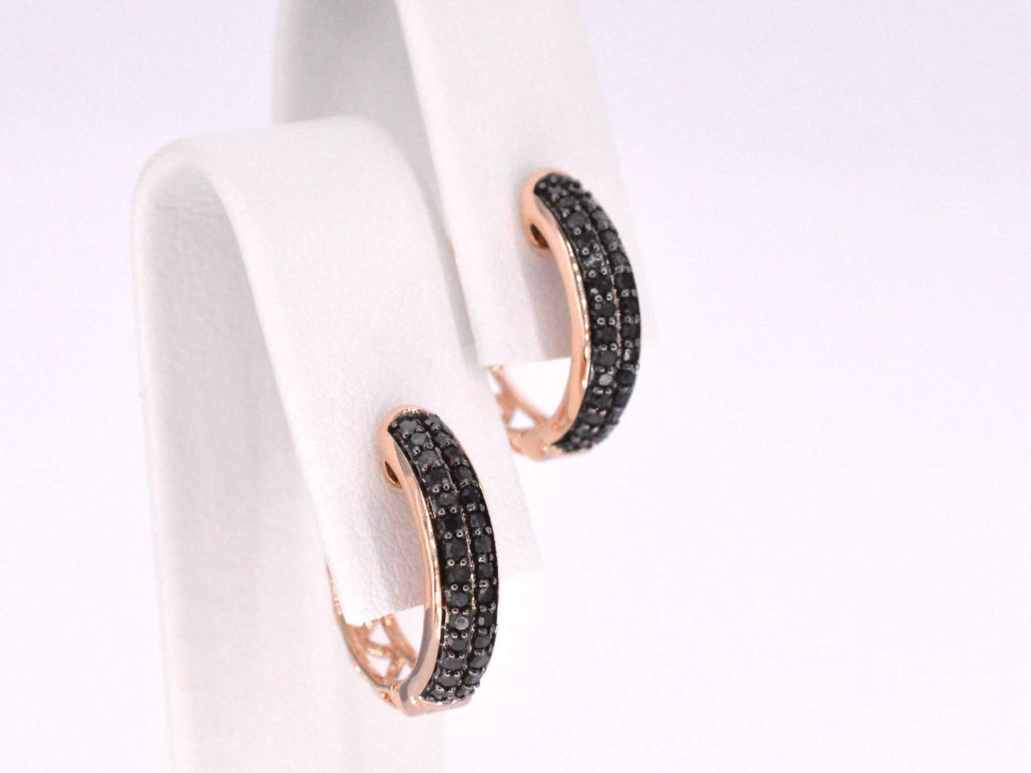 Rosegouden oorbellen met zwarte diamant
