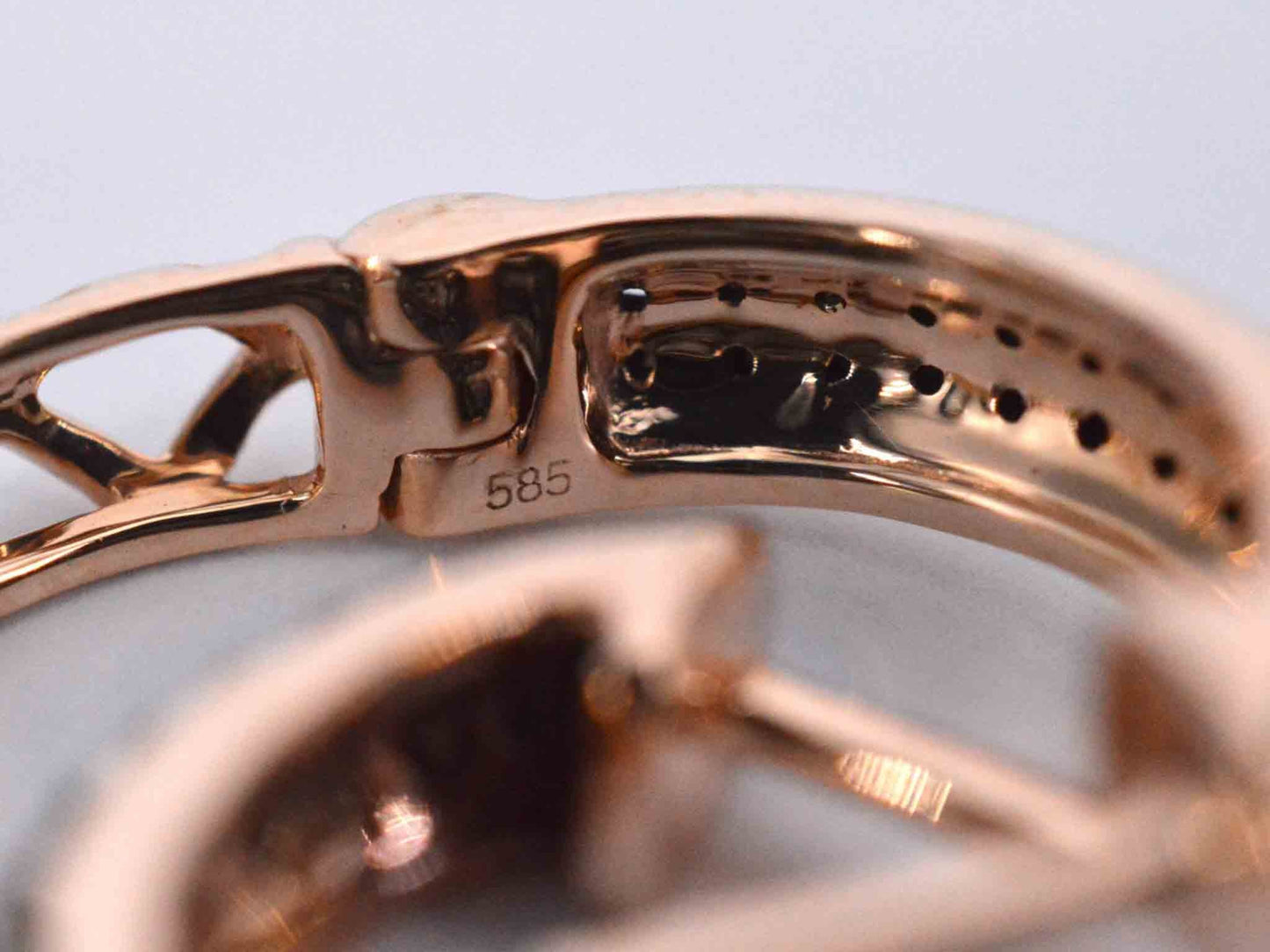 Rosegouden oorbellen met zwarte diamant