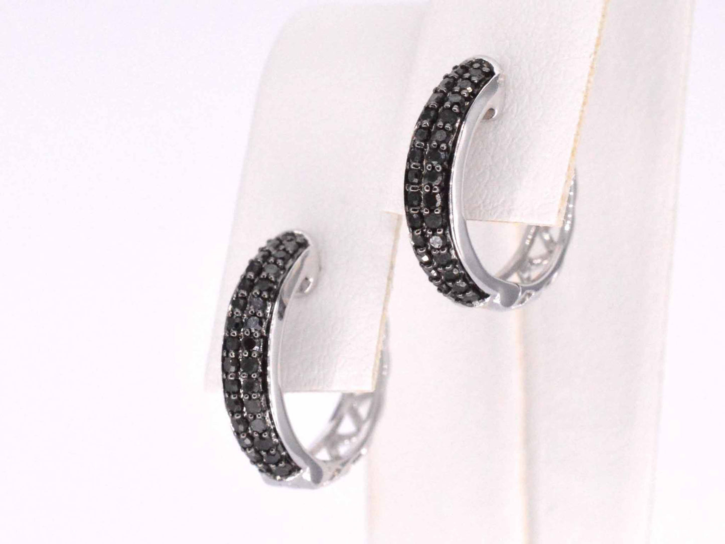 Witgouden oorbellen met zwarte diamant