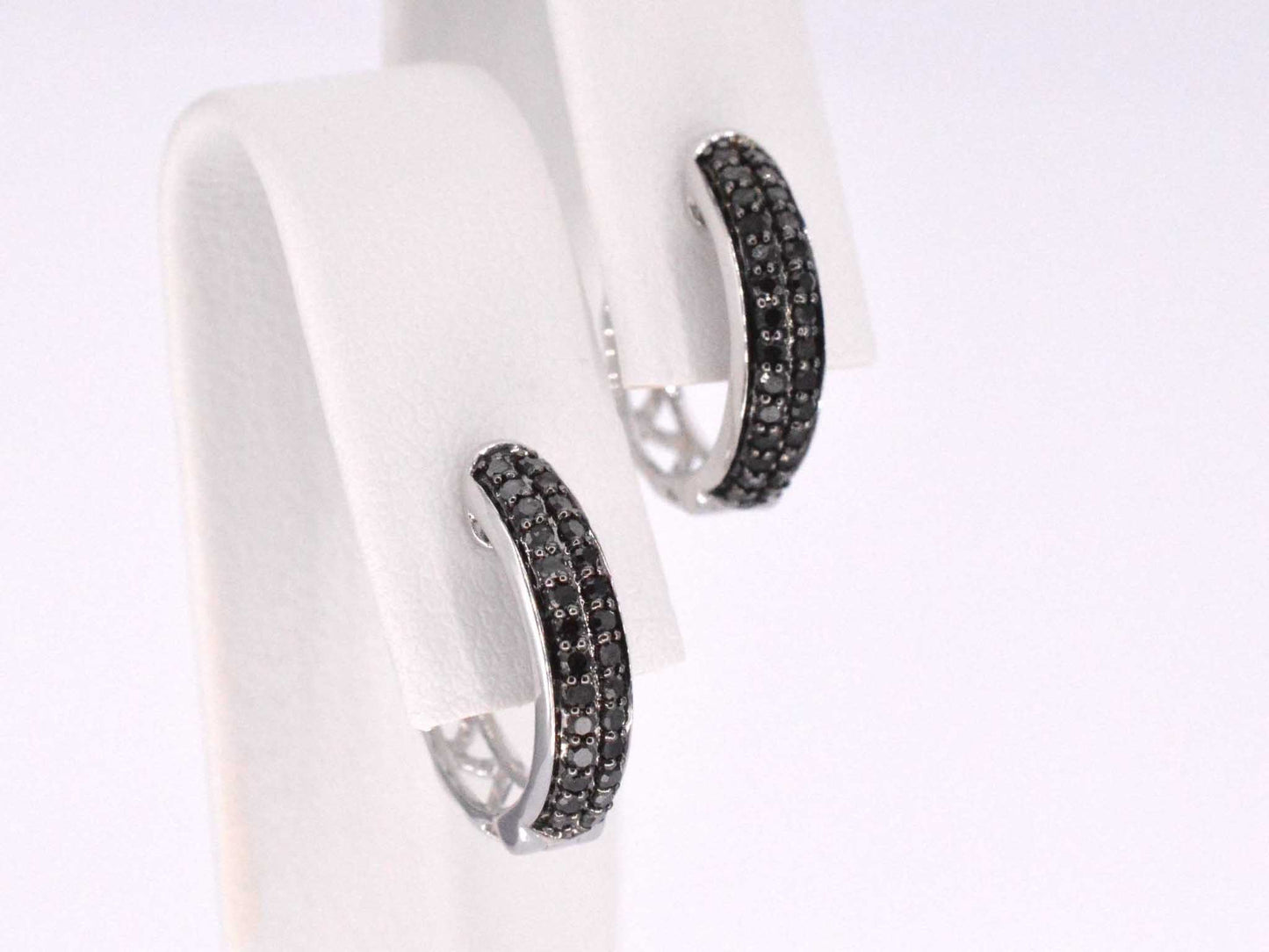 Witgouden oorbellen met zwarte diamant